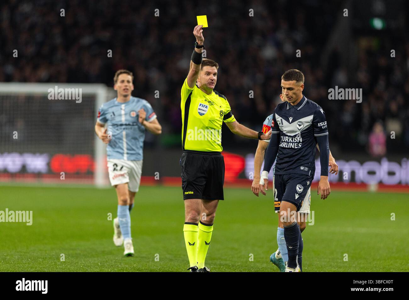 Melbourne, Australia. 31 maggio 2025. A Joshua James Rawlins del Melbourne Victory FC viene mostrato un cartellino giallo dall'arbitro durante il match della Grand Final maschile tra Melbourne City FC e Melbourne Victory FC all'AAMI Park il 31 maggio 2025 a Melbourne, Australia. Crediti: Santanu Banik/Alamy Live News Foto Stock