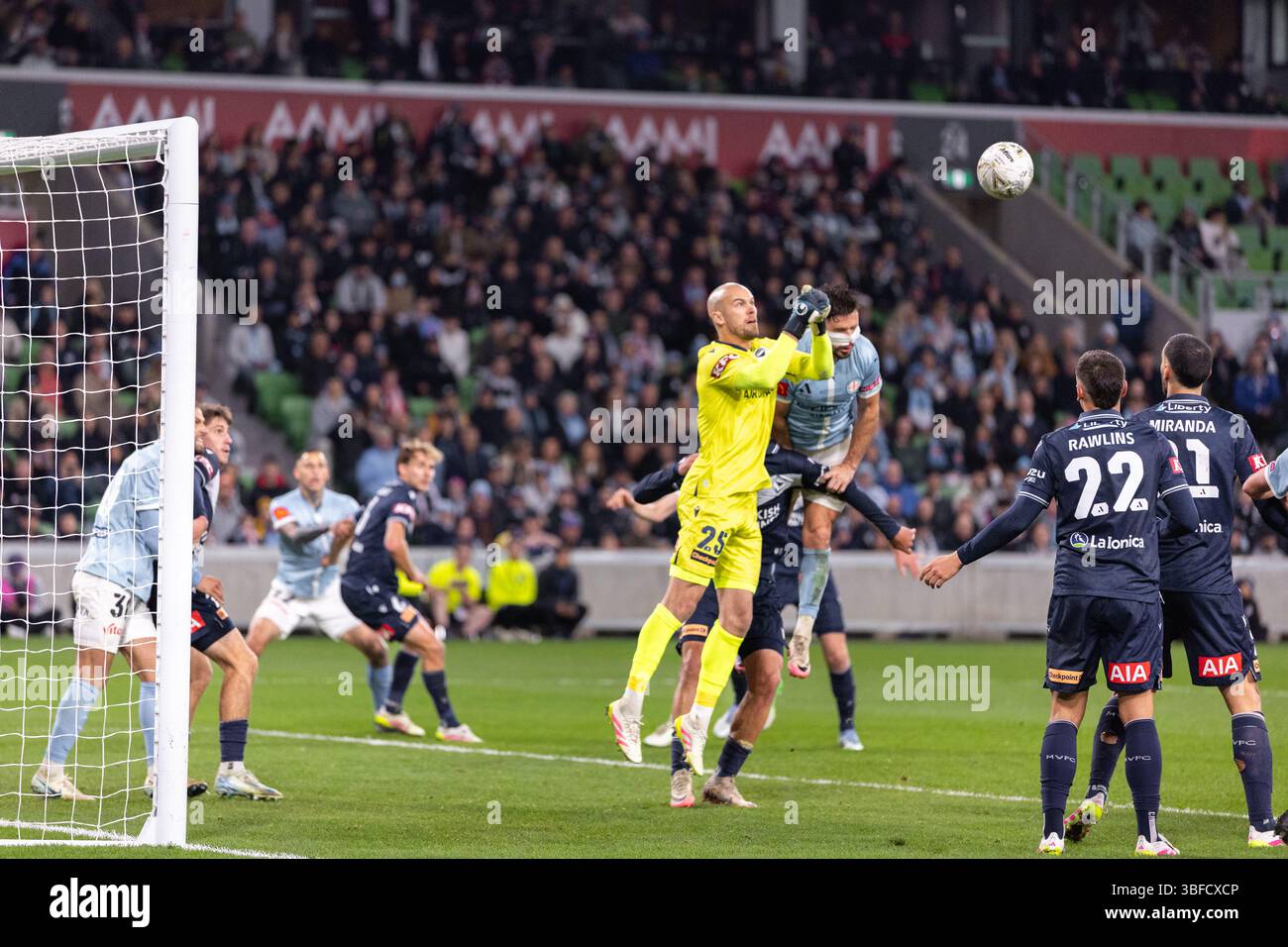 Melbourne, Australia. 31 maggio 2025. Jack Carleton Duncan del Melbourne Victory FC dà un pugno al pallone durante la finale maschile A-League tra il Melbourne City FC e il Melbourne Victory FC all'AAMI Park il 31 maggio 2025 a Melbourne, Australia. Crediti: Santanu Banik/Alamy Live News Foto Stock