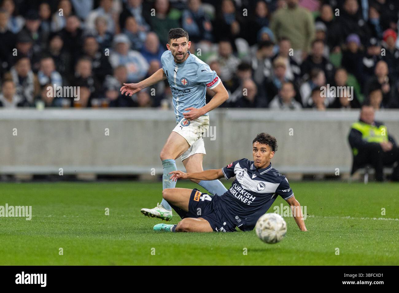 Melbourne, Australia. 31 maggio 2025. Steven Peter Ugarković del Melbourne City FC passa il pallone durante la finale maschile di A-League tra il Melbourne City FC e il Melbourne Victory FC all'AAMI Park il 31 maggio 2025 a Melbourne, Australia. Crediti: Santanu Banik/Alamy Live News Foto Stock