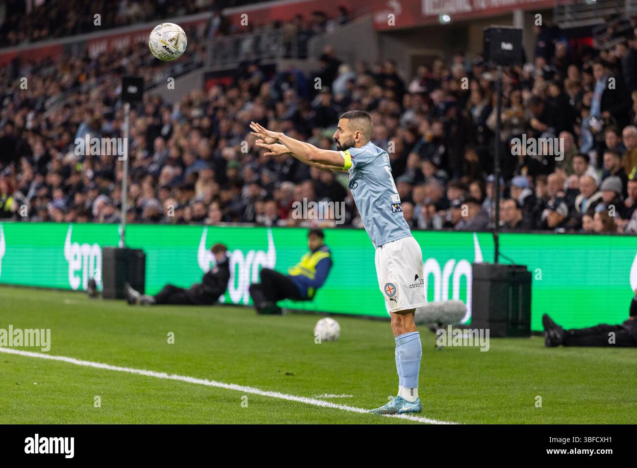 Melbourne, Australia. 31 maggio 2025. Aziz Eraltay Behich del Melbourne City FC lancia il pallone durante la finale maschile di A-League tra il Melbourne City FC e il Melbourne Victory FC all'AAMI Park il 31 maggio 2025 a Melbourne, Australia. Crediti: Santanu Banik/Alamy Live News Foto Stock