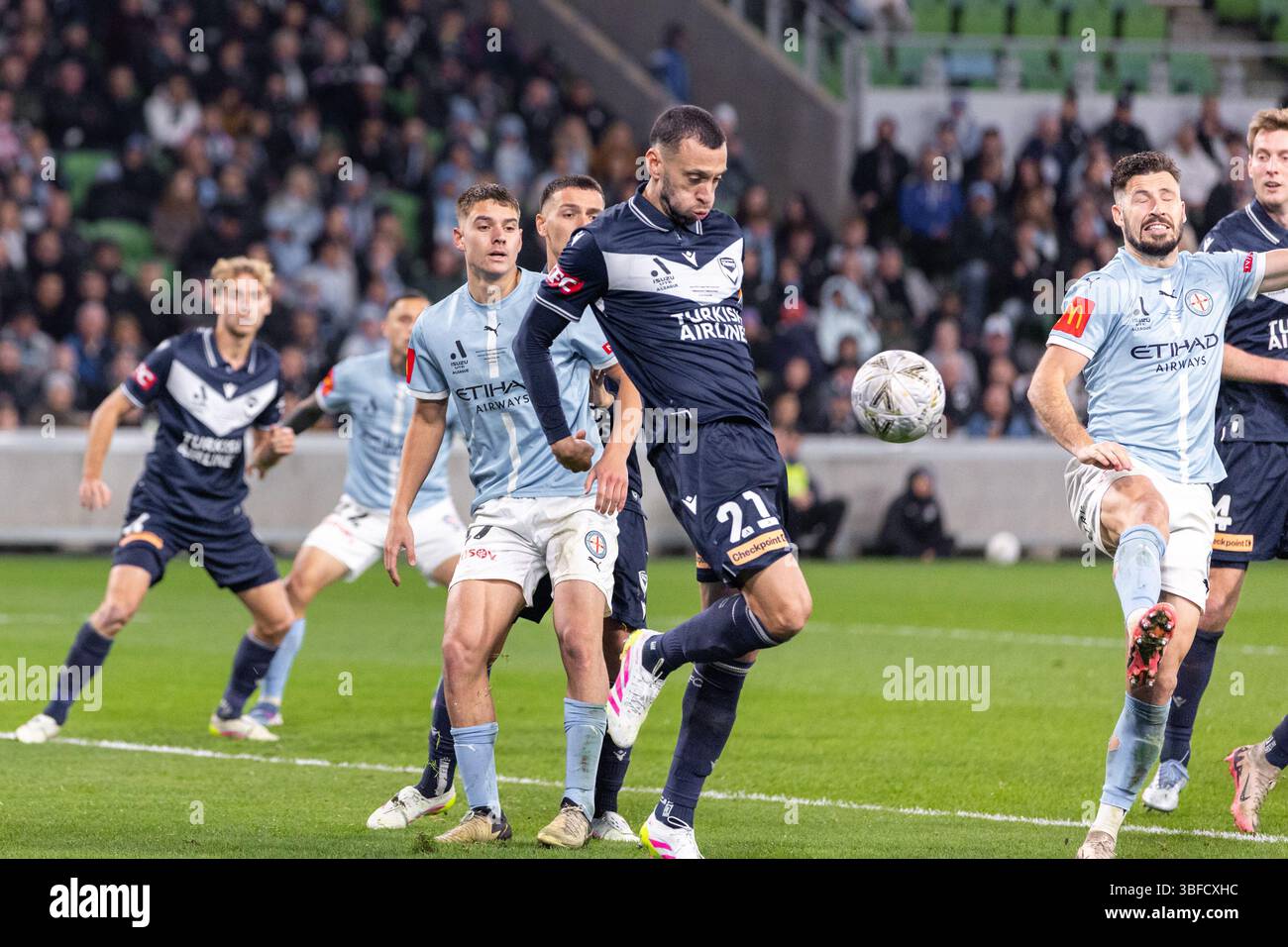 Melbourne, Australia. 31 maggio 2025. Roderick Miranda del Melbourne Victory FC sgombra la palla durante l'A-League Men Grand Final match tra il Melbourne City FC e il Melbourne Victory FC all'AAMI Park il 31 maggio 2025 a Melbourne, Australia. Crediti: Santanu Banik/Alamy Live News Foto Stock
