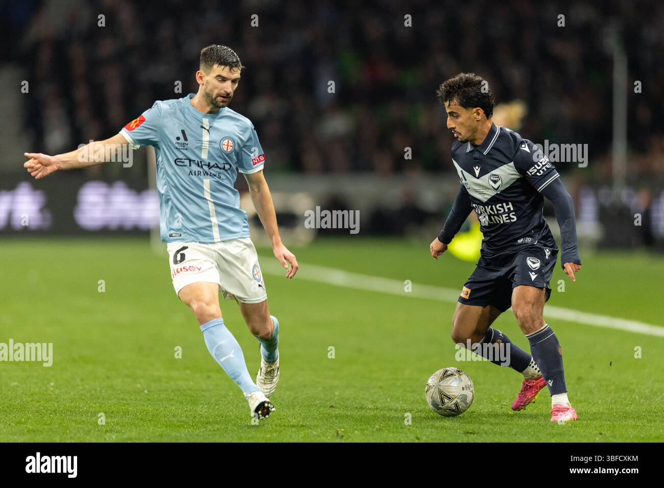 Melbourne, Australia. 31 maggio 2025. Daniel Arzani del Melbourne Victory FC controlla la palla durante la finale maschile di A-League tra il Melbourne City FC e il Melbourne Victory FC all'AAMI Park il 31 maggio 2025 a Melbourne, Australia. Crediti: Santanu Banik/Alamy Live News Foto Stock