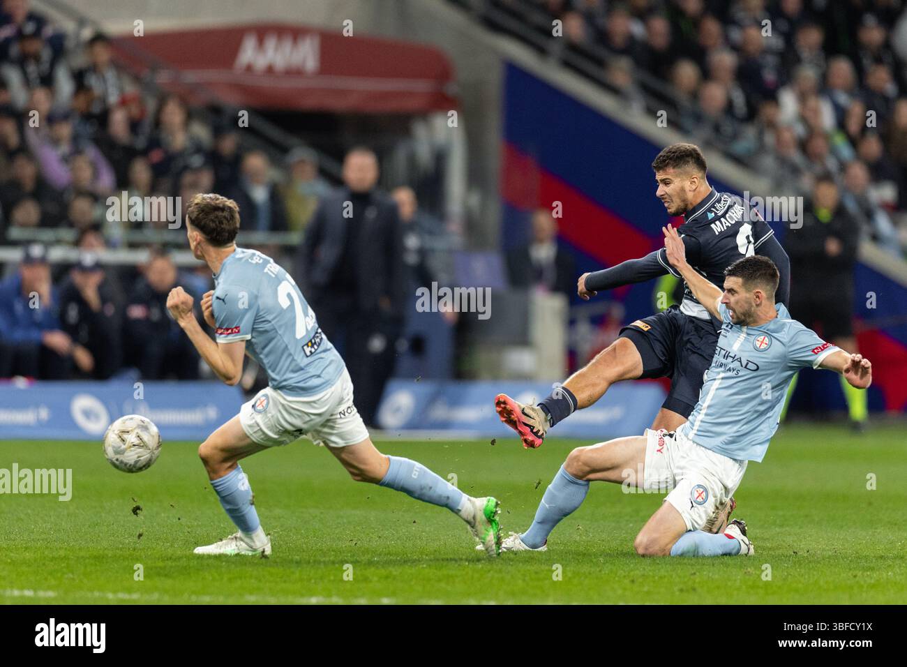 Melbourne, Australia. 31 maggio 2025. Zinédine Machach del Melbourne Victory FC prende un tiro in porta durante la finale maschile A-League tra Melbourne City FC e Melbourne Victory FC all'AAMI Park il 31 maggio 2025 a Melbourne, Australia. Crediti: Santanu Banik/Alamy Live News Foto Stock