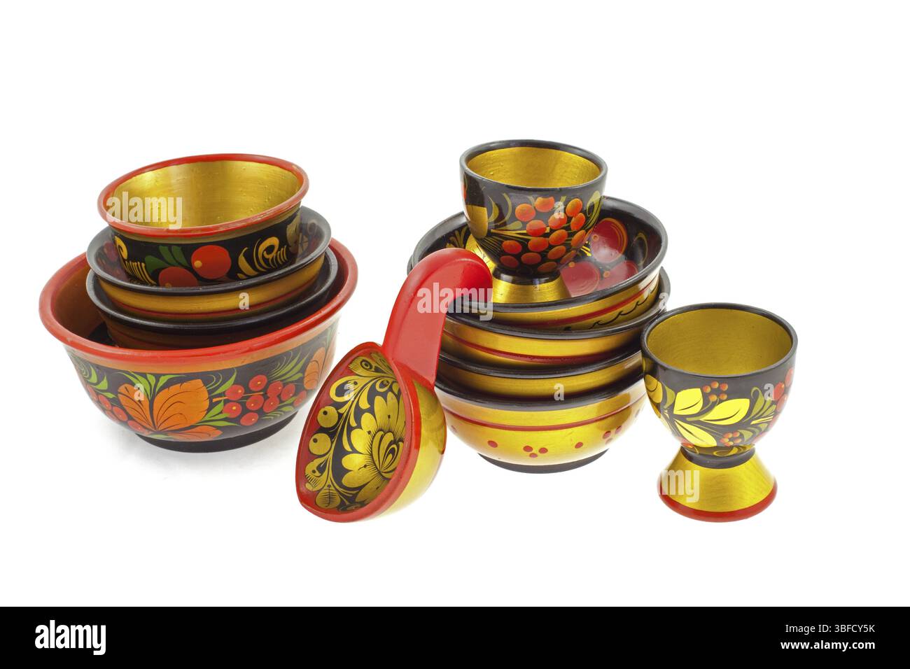 Arte russa del legno - utensili di Khokhloma su sfondo bianco Foto Stock