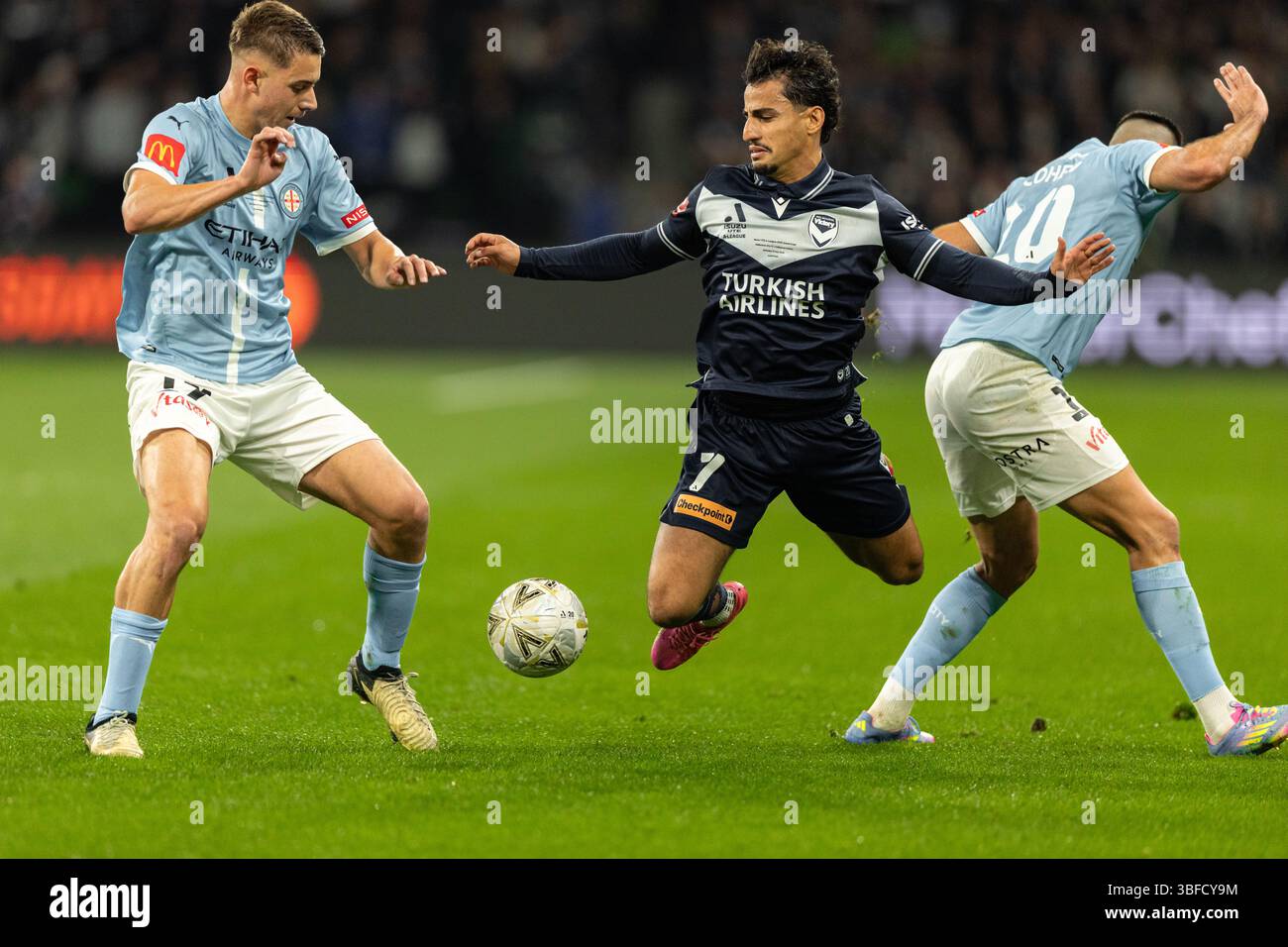 Melbourne, Australia. 31 maggio 2025. Daniel Arzani del Melbourne Victory FC è sfidato da Max Caputo del Melbourne City FC durante l'A-League Men Grand Final match tra Melbourne City FC e Melbourne Victory FC all'AAMI Park il 31 maggio 2025 a Melbourne, Australia. Crediti: Santanu Banik/Alamy Live News Foto Stock