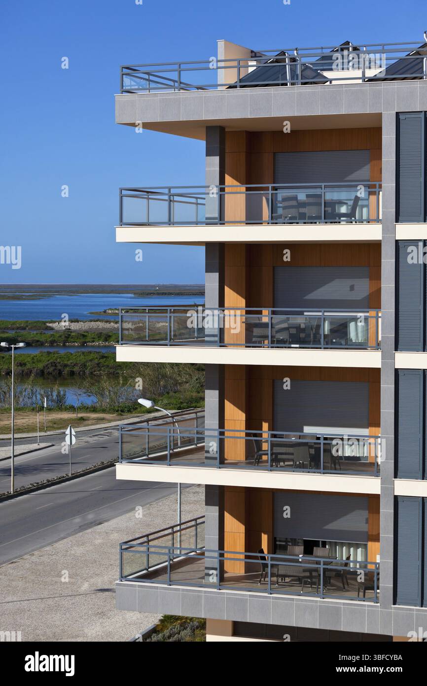 Nuovo Resort Apartment House contro il blu intenso del cielo. Colpo verticale Foto Stock