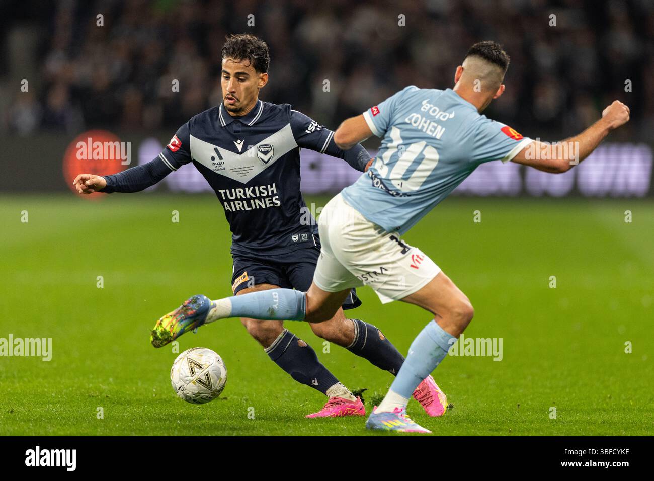 Melbourne, Australia. 31 maggio 2025. Daniel Arzani del Melbourne Victory FC è sfidato da Yonatan Cohen del Melbourne City FC durante l'A-League Men Grand Final match tra Melbourne City FC e Melbourne Victory FC all'AAMI Park il 31 maggio 2025 a Melbourne, Australia. Crediti: Santanu Banik/Alamy Live News Foto Stock