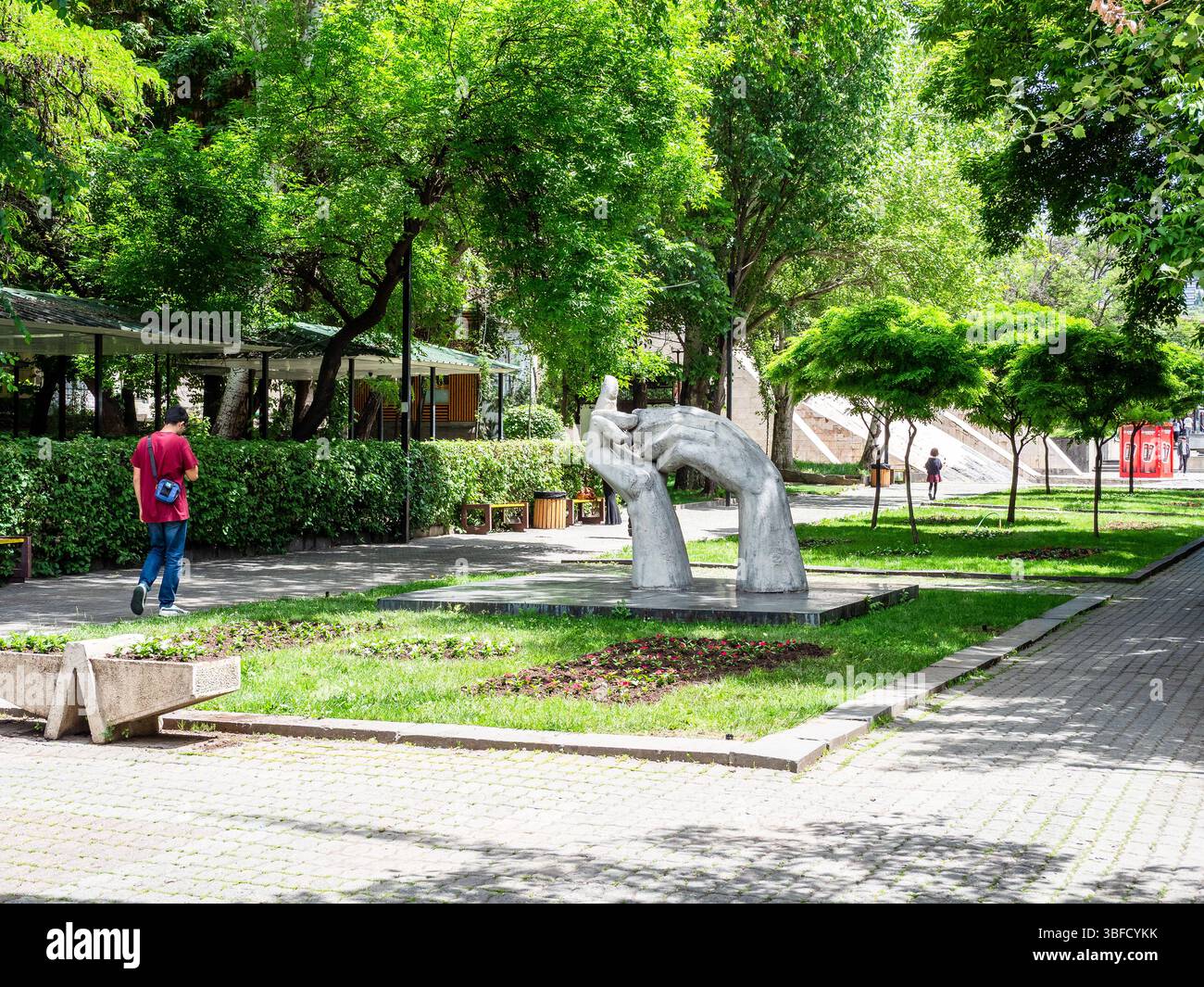 Yerevan, Armenia - 17 maggio 2025: memorial Hand of Friendship nel parco Yeritasardakan del Circular Park nel distretto di Kentron della città di Yerevan su spri soleggiati Foto Stock