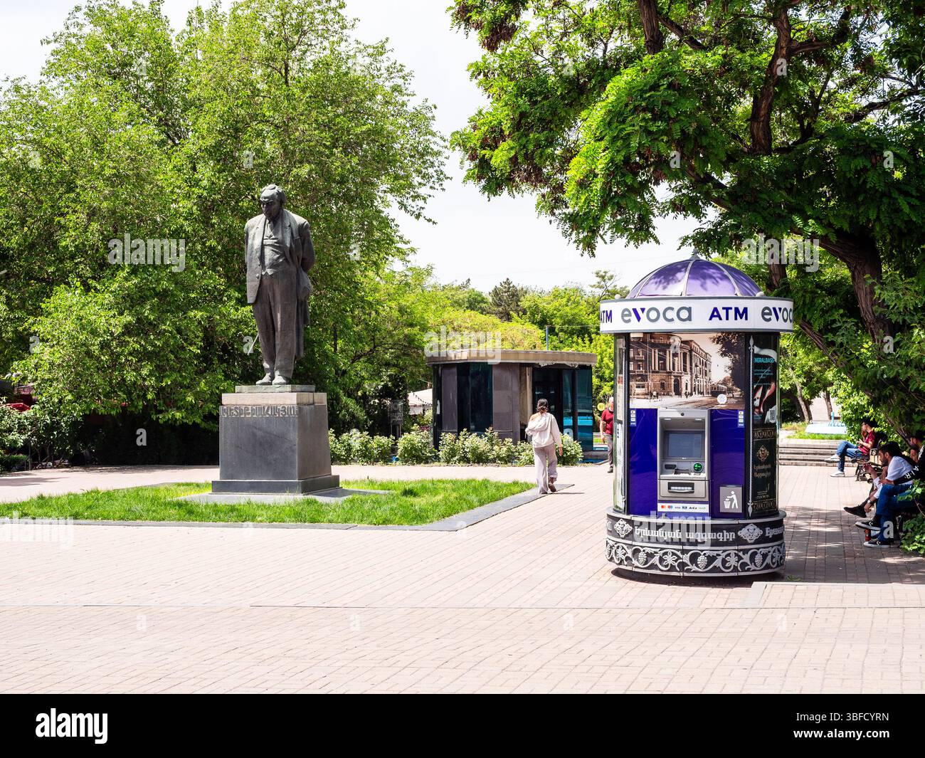 Erevan, Armenia - 17 maggio 2025: monumento a Avetik Sahaki Isahakyan poeta armeno e scrittore nel parco Yeritasardakan vicino alla stazione della metropolitana Youth a Kentr Foto Stock