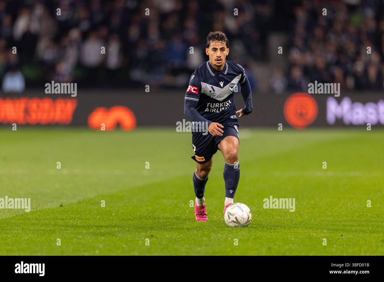 Melbourne, Australia. 31 maggio 2025. Daniel Arzani del Melbourne Victory FC corre con il pallone durante l'A-League Men Grand Final match tra il Melbourne City FC e il Melbourne Victory FC all'AAMI Park il 31 maggio 2025 a Melbourne, Australia. Crediti: Santanu Banik/Alamy Live News Foto Stock