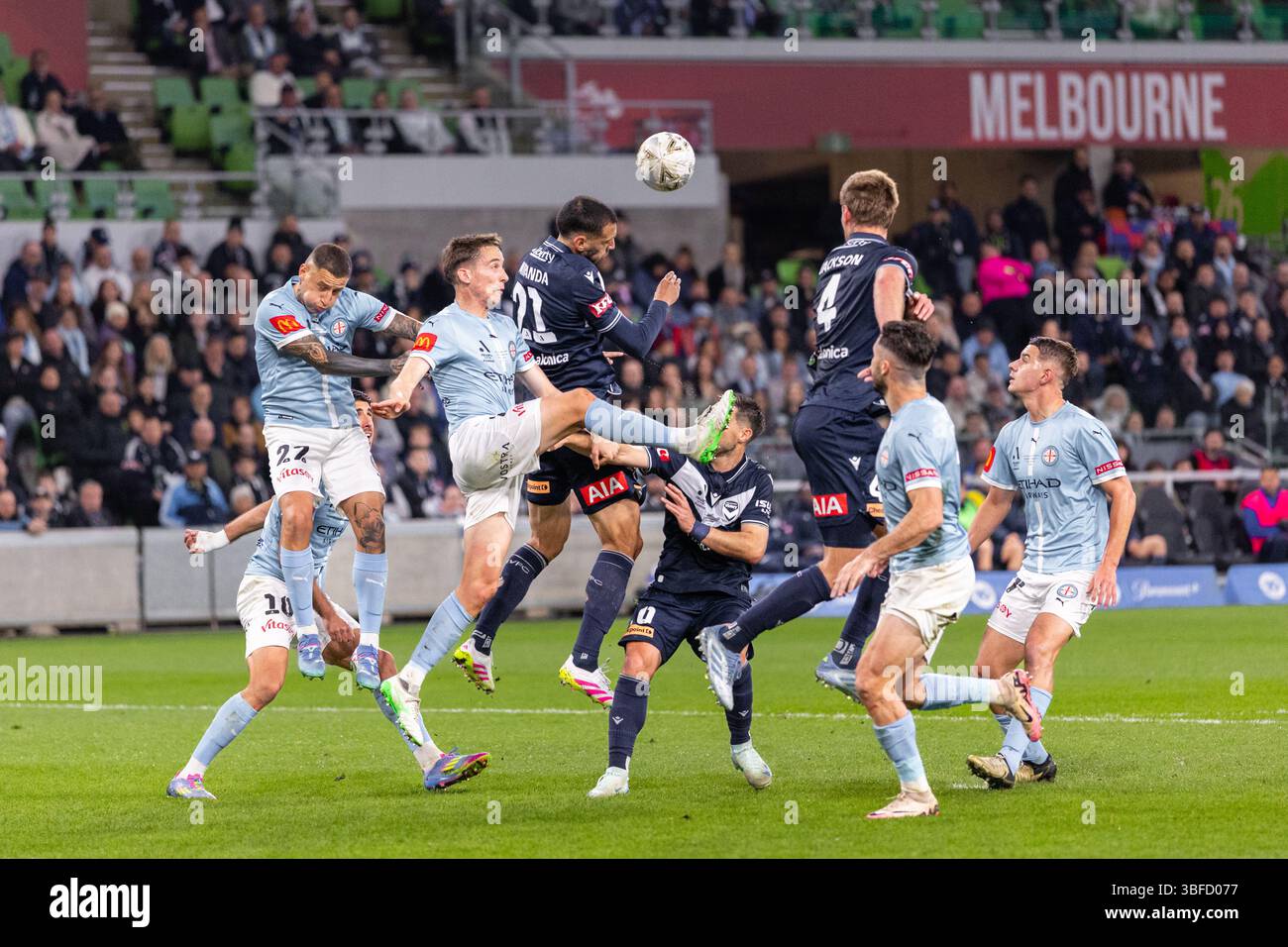 Melbourne, Australia. 31 maggio 2025. Roderick Miranda del Melbourne Victory FC sale a dirigere il pallone durante la finale maschile A-League tra il Melbourne City FC e il Melbourne Victory FC all'AAMI Park il 31 maggio 2025 a Melbourne, Australia. Crediti: Santanu Banik/Alamy Live News Foto Stock