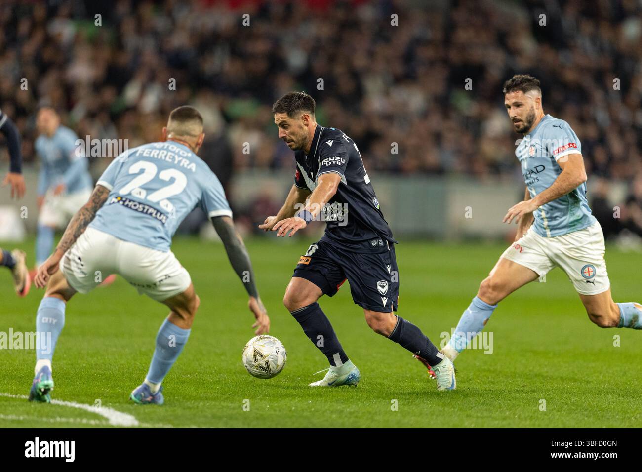 Melbourne, Australia. 31 maggio 2025. Bruno Fornaroli mezza del Melbourne Victory FC controlla la palla durante la finale maschile A-League tra il Melbourne City FC e il Melbourne Victory FC all'AAMI Park il 31 maggio 2025 a Melbourne, Australia. Crediti: Santanu Banik/Alamy Live News Foto Stock
