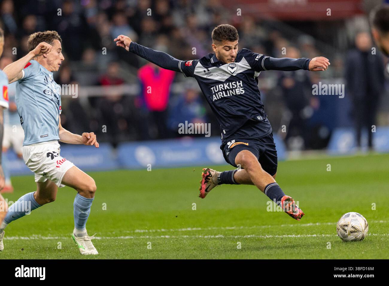 Melbourne, Australia. 31 maggio 2025. Zinédine Machach del Melbourne Victory FC spara il pallone durante la finale maschile di A-League tra il Melbourne City FC e il Melbourne Victory FC all'AAMI Park il 31 maggio 2025 a Melbourne, Australia. Crediti: Santanu Banik/Alamy Live News Foto Stock