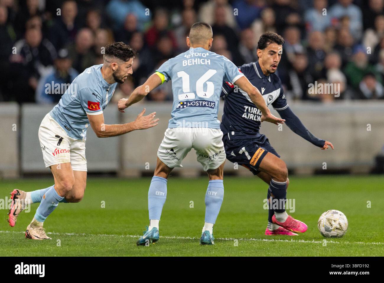 Melbourne, Australia. 31 maggio 2025. Daniel Arzani del Melbourne Victory FC controlla la palla durante la finale maschile di A-League tra il Melbourne City FC e il Melbourne Victory FC all'AAMI Park il 31 maggio 2025 a Melbourne, Australia. Crediti: Santanu Banik/Alamy Live News Foto Stock