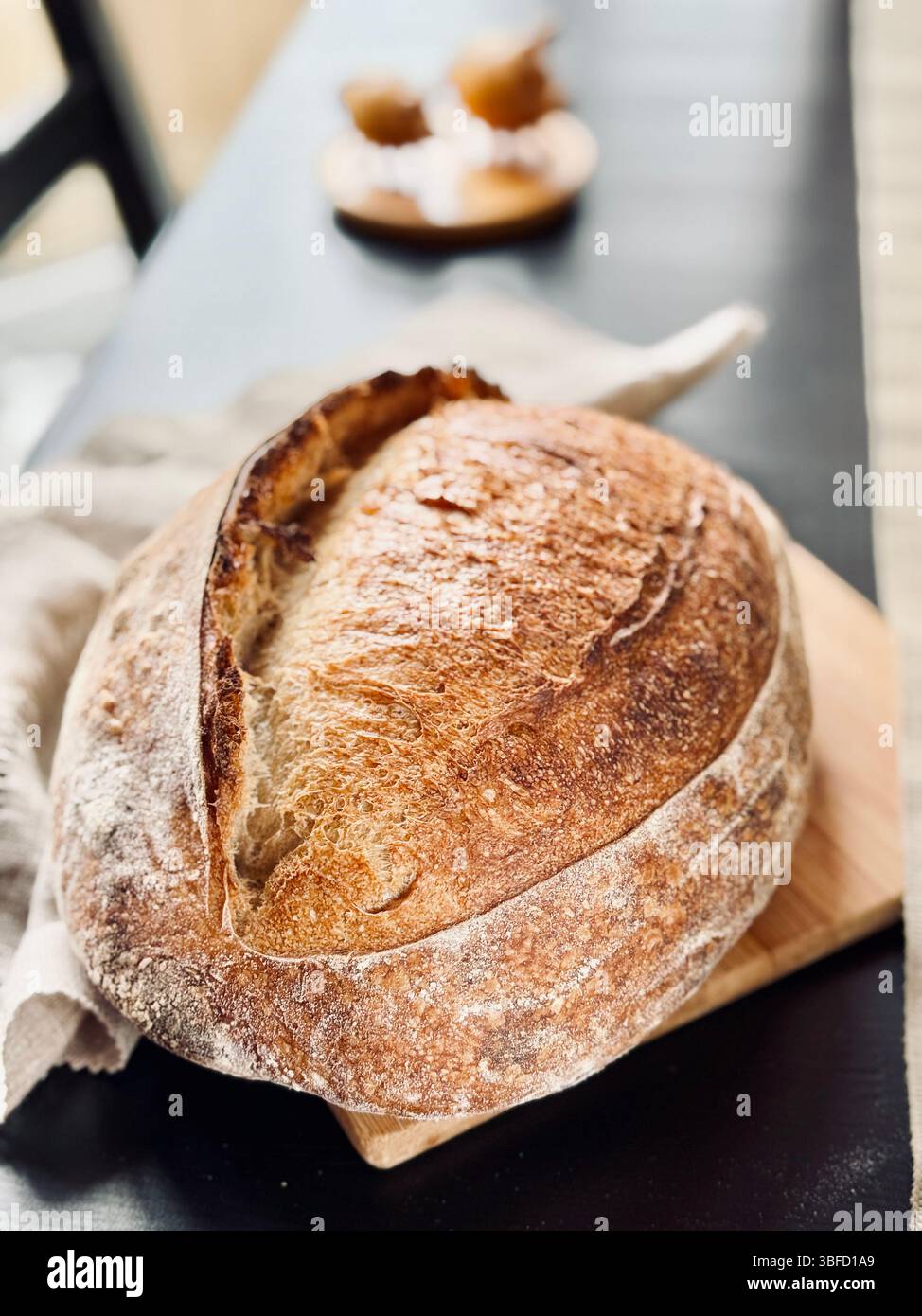 pane a pasta madre appena sfornato con una crosta dorata e ruvida. Foto Stock