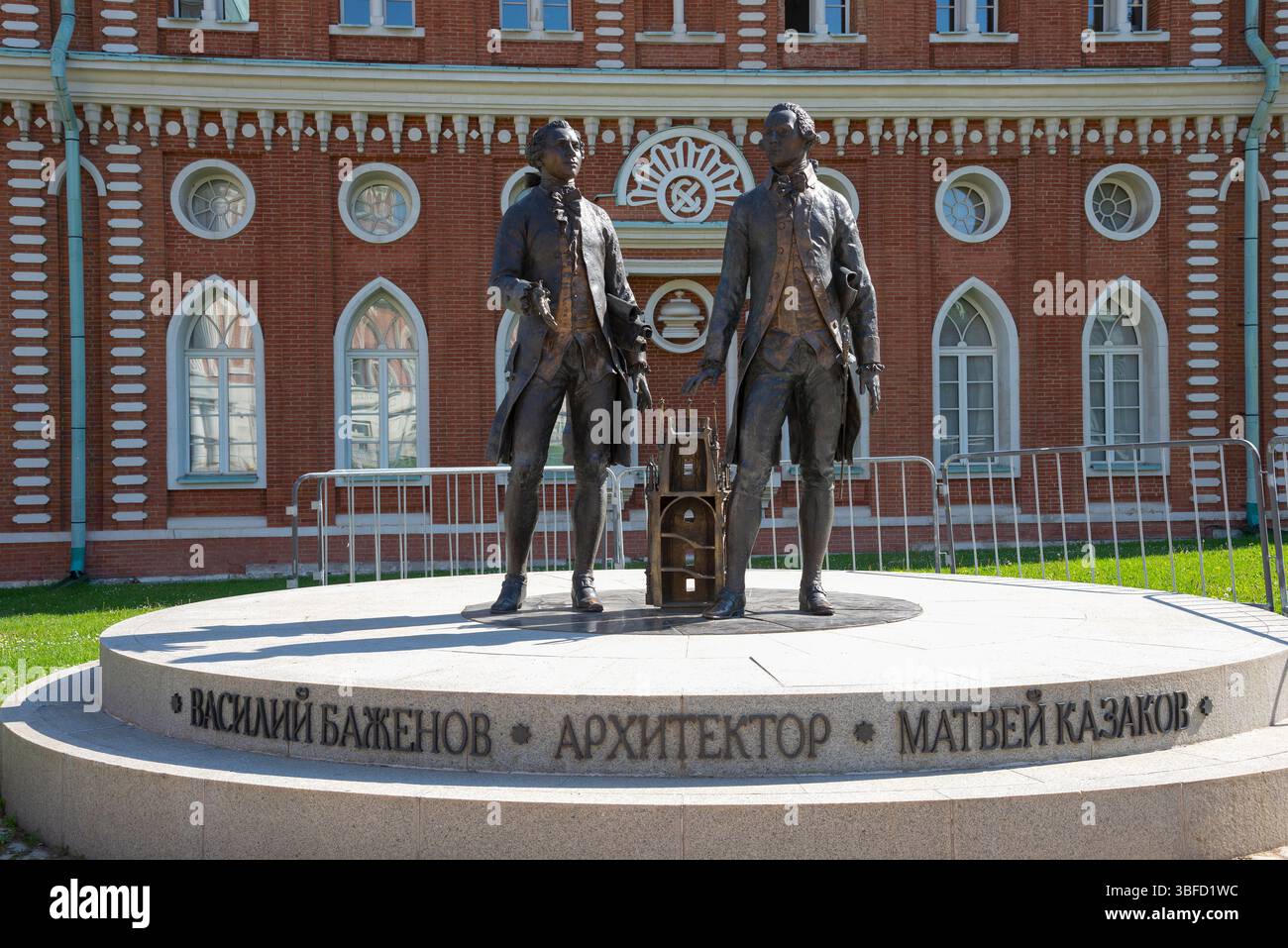 MOSCA, RUSSIA - 23 MAGGIO 2025: Monumento agli architetti Kazakov e Bazhenov. Il territorio del Museo-riserva di Tsaritsyno, Mosca Foto Stock