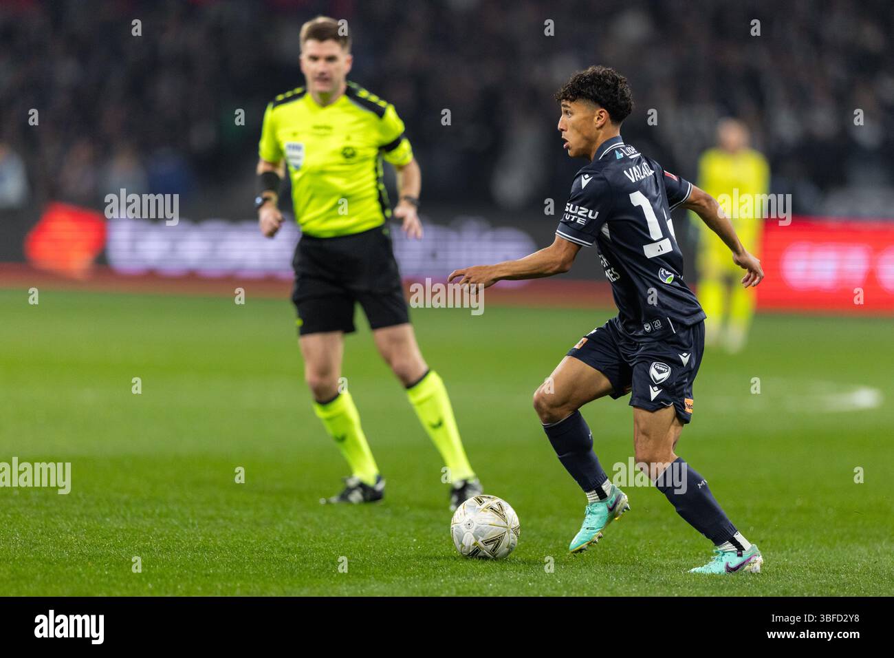 Melbourne, Australia. 31 maggio 2025. Jordi Francis Valadon del Melbourne Victory FC controlla la palla durante la finale maschile A-League tra il Melbourne City FC e il Melbourne Victory FC all'AAMI Park il 31 maggio 2025 a Melbourne, Australia. Crediti: Santanu Banik/Alamy Live News Foto Stock