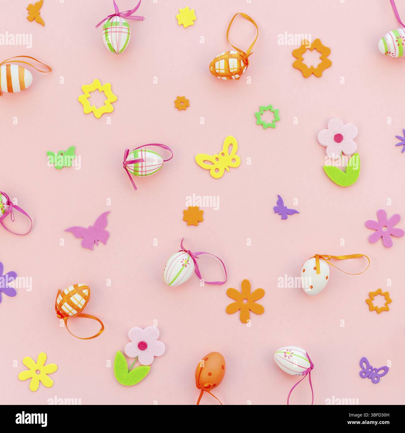 Creative top view appartamento vacanza laici composizione uova di Pasqua fiori di primavera rosa su sfondo della carta copia modello di spazio il giorno di Pasqua andamento stagionale Foto Stock