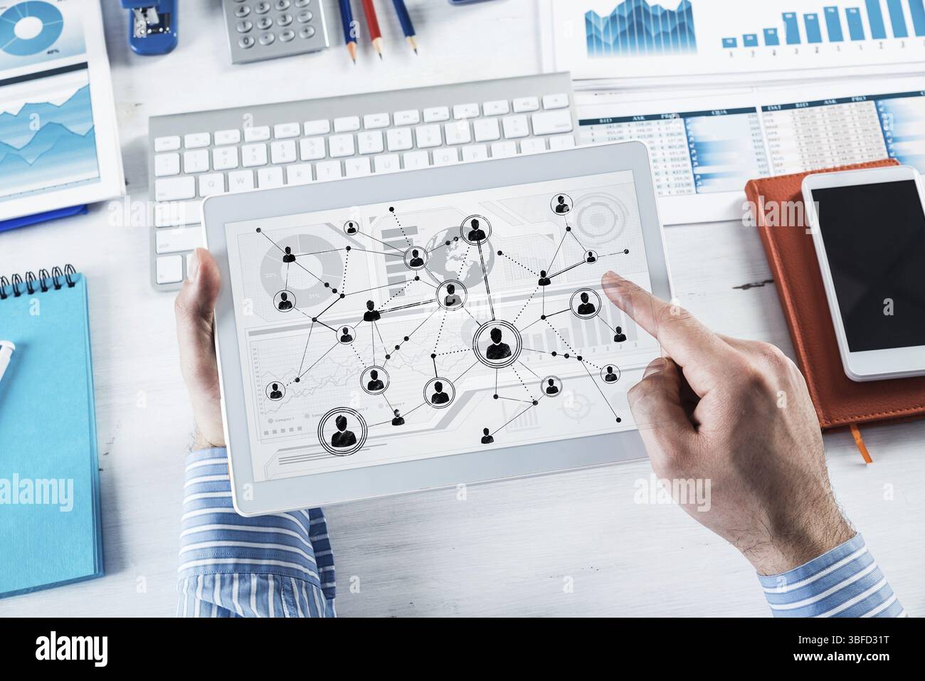 Le mani degli uomini tengono un tablet per computer. Concetto di social media Foto Stock