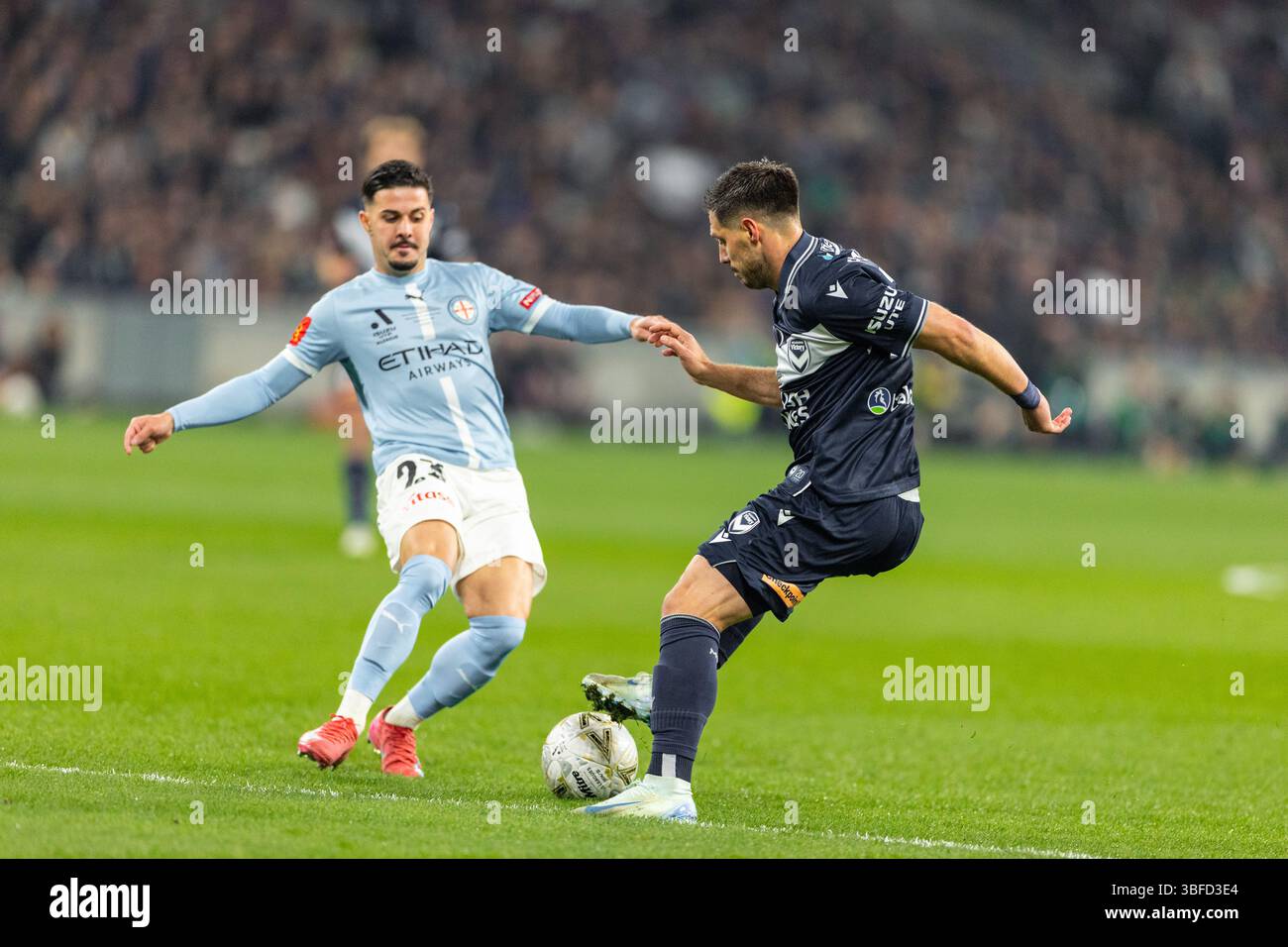Melbourne, Australia. 31 maggio 2025. Bruno Fornaroli mezza della VITTORIA DEL MELBOURNE FC controlla la palla durante la finale maschile A-League tra il Melbourne City FC e il Melbourne Victory FC all'AAMI Park il 31 maggio 2025 a Melbourne, Australia. Crediti: Santanu Banik/Alamy Live News Foto Stock