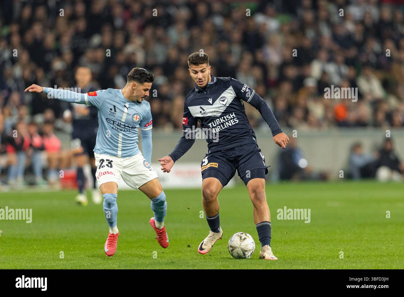 Melbourne, Australia. 31 maggio 2025. Zinédine Machach del Melbourne Victory FC controlla la palla durante la finale maschile A-League tra il Melbourne City FC e il Melbourne Victory FC all'AAMI Park il 31 maggio 2025 a Melbourne, Australia. Crediti: Santanu Banik/Alamy Live News Foto Stock