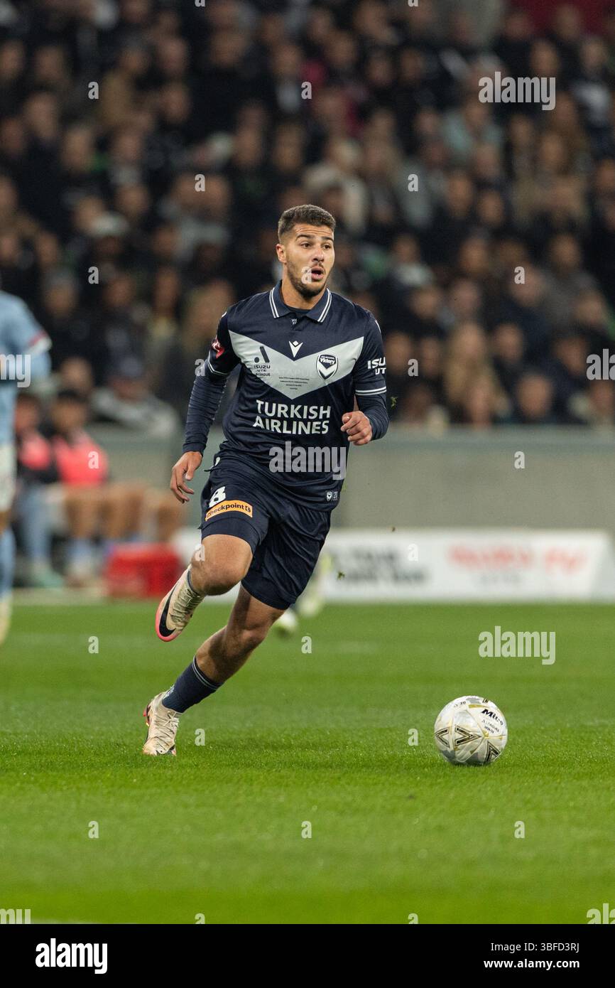 Melbourne, Australia. 31 maggio 2025. Zinédine Machach del Melbourne Victory FC corre con il pallone durante la finale maschile A-League tra il Melbourne City FC e il Melbourne Victory FC all'AAMI Park il 31 maggio 2025 a Melbourne, Australia. Crediti: Santanu Banik/Alamy Live News Foto Stock