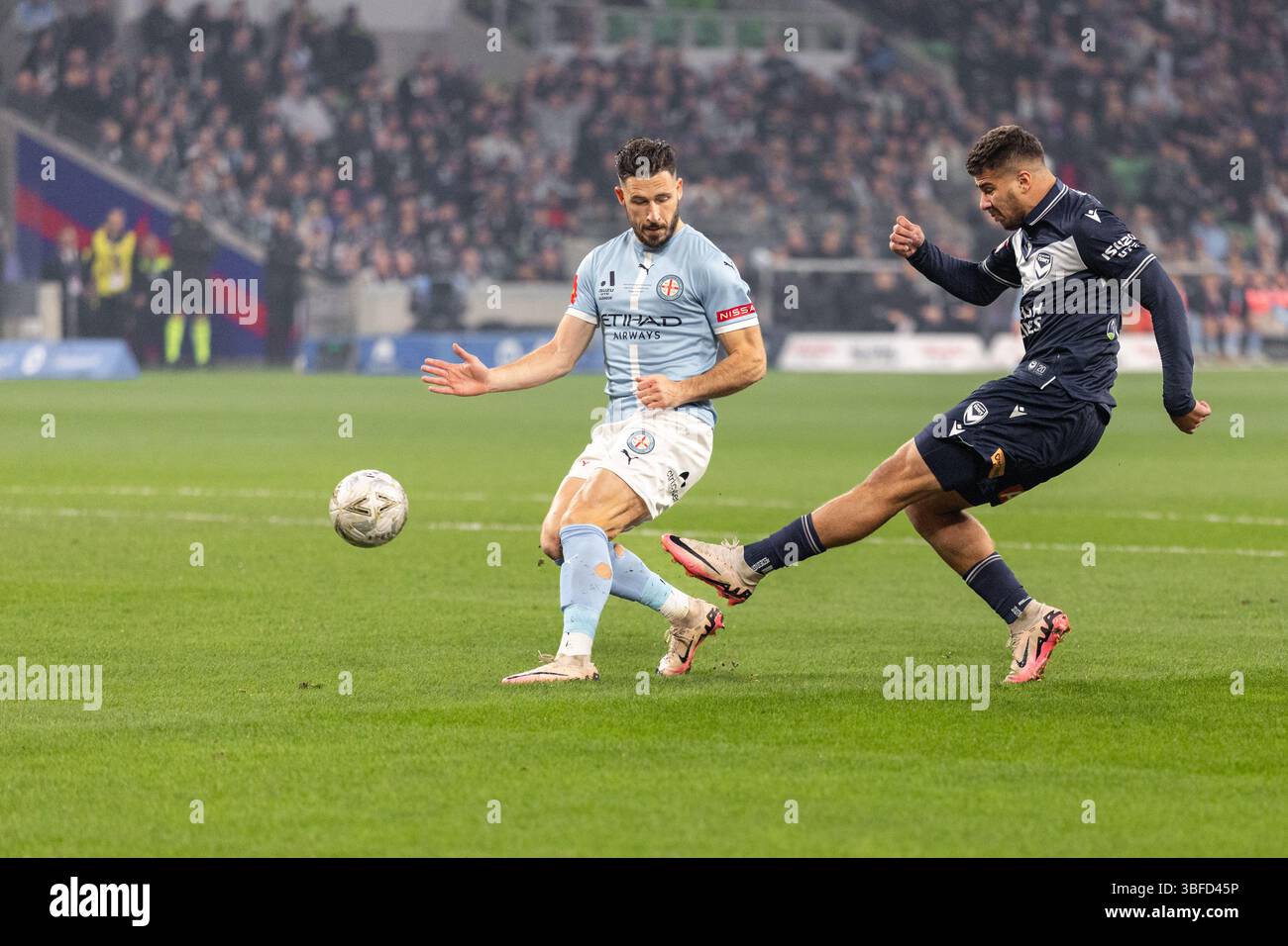 Melbourne, Australia. 31 maggio 2025. Zinédine Machach del Melbourne Victory FC passa il pallone durante la finale maschile A-League tra il Melbourne City FC e il Melbourne Victory FC all'AAMI Park il 31 maggio 2025 a Melbourne, Australia. Crediti: Santanu Banik/Alamy Live News Foto Stock
