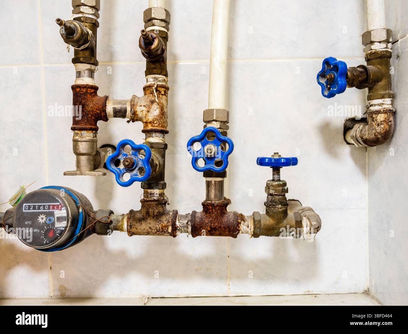 i vecchi rubinetti di alimentazione dell'acqua e il flussometro dell'acqua si chiudono a casa Foto Stock
