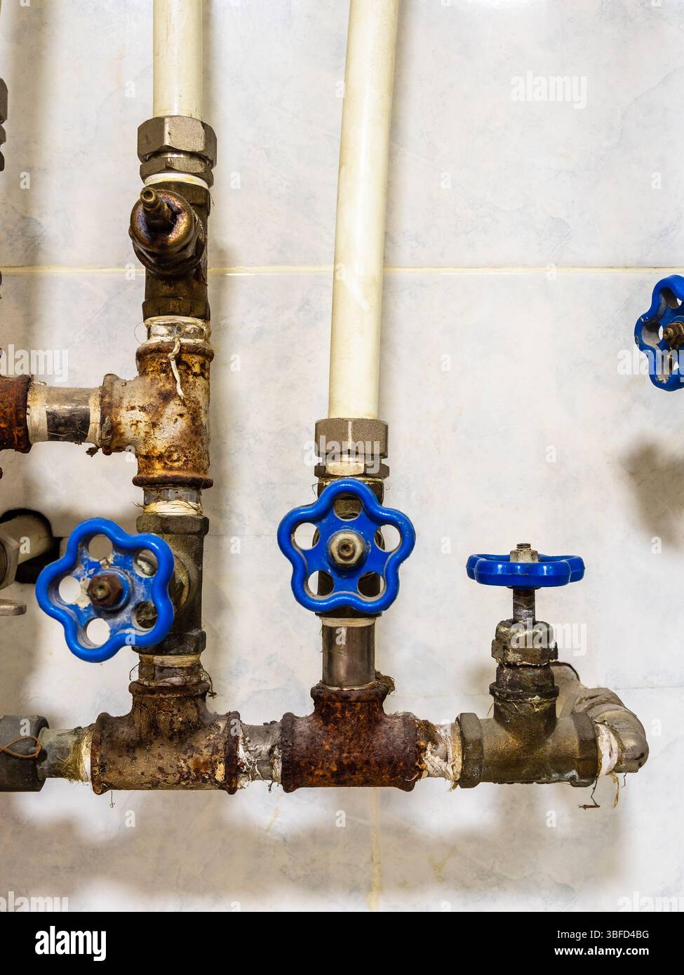 le vecchie valvole e i rubinetti di alimentazione dell'acqua si chiudono a casa Foto Stock