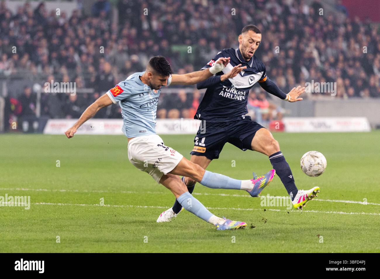Melbourne, Australia. 31 maggio 2025. Yonatan Cohen del Melbourne City FC sgombra la palla durante la Grand Final match tra il Melbourne City FC e il Melbourne Victory FC all'AAMI Park il 31 maggio 2025 a Melbourne, Australia. Crediti: Santanu Banik/Alamy Live News Foto Stock