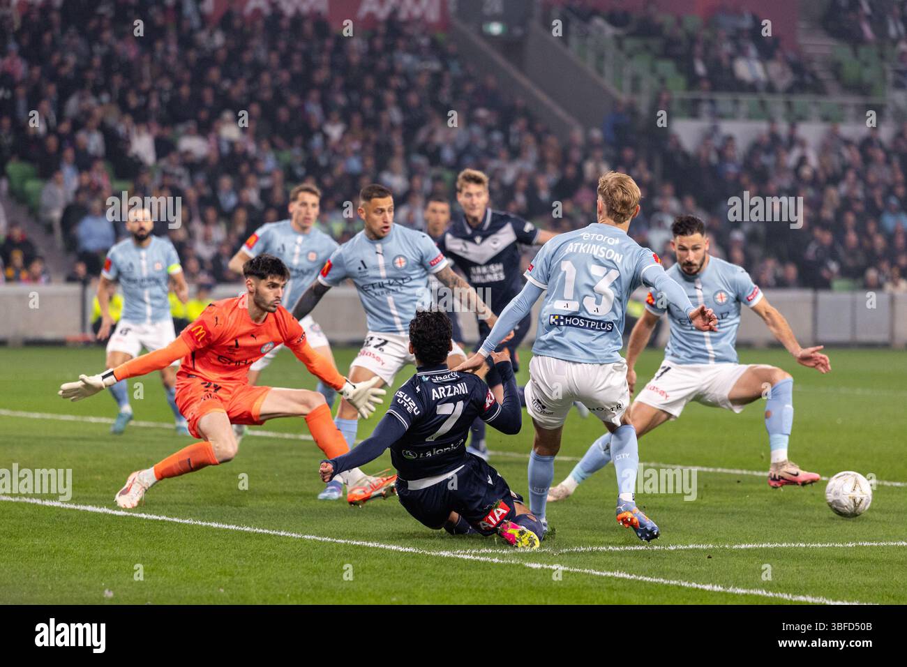 Melbourne, Australia. 31 maggio 2025. Daniel Arzani della VITTORIA DEL MELBOURNE FC passa il pallone durante la finale maschile A-League tra il Melbourne City FC e il Melbourne Victory FC all'AAMI Park il 31 maggio 2025 a Melbourne, Australia. Crediti: Santanu Banik/Alamy Live News Foto Stock