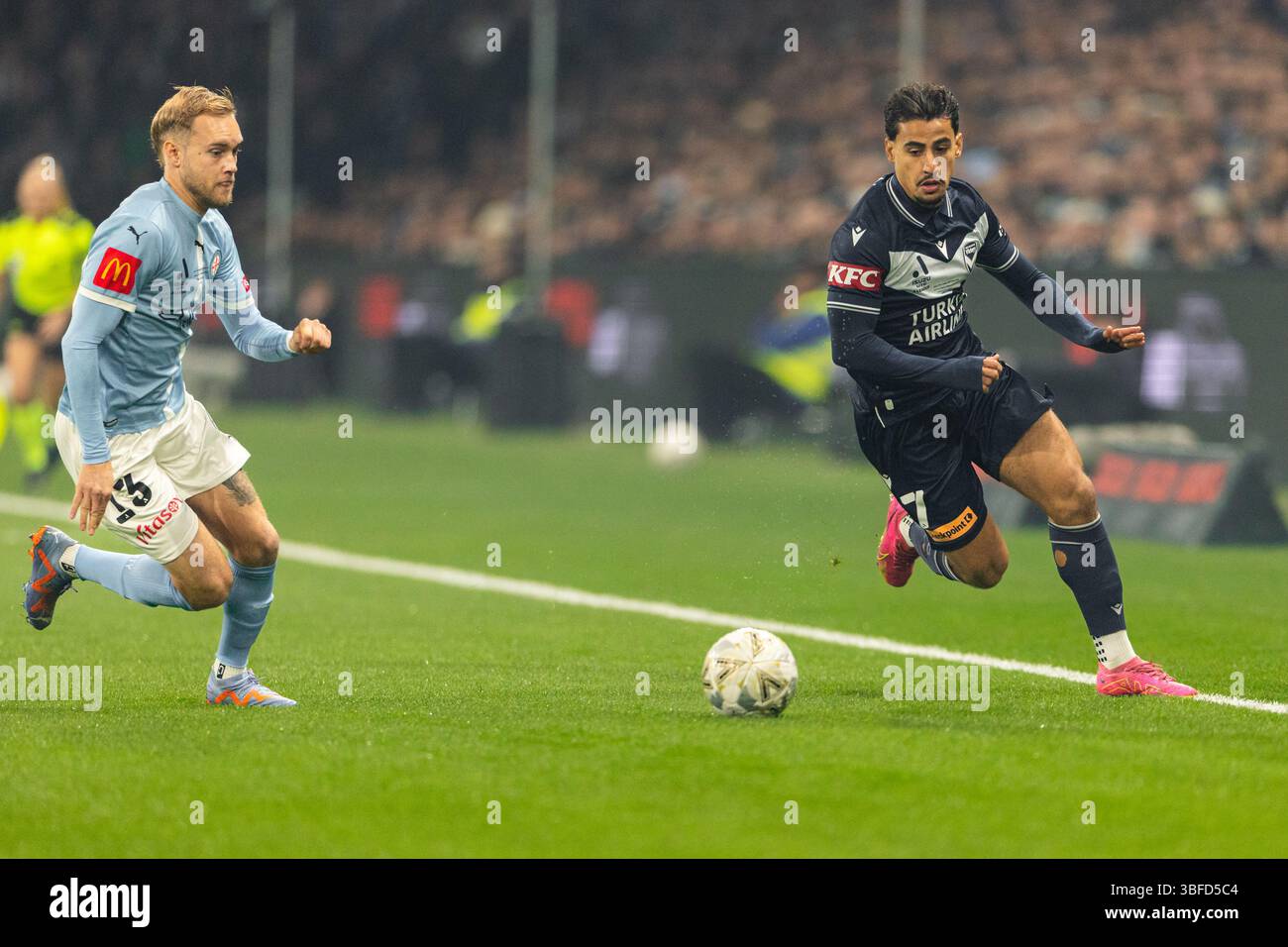 Melbourne, Australia. 31 maggio 2025. Daniel Arzani del Melbourne Victory FC controlla la palla durante la finale maschile di A-League tra il Melbourne City FC e il Melbourne Victory FC all'AAMI Park il 31 maggio 2025 a Melbourne, Australia. Crediti: Santanu Banik/Alamy Live News Foto Stock