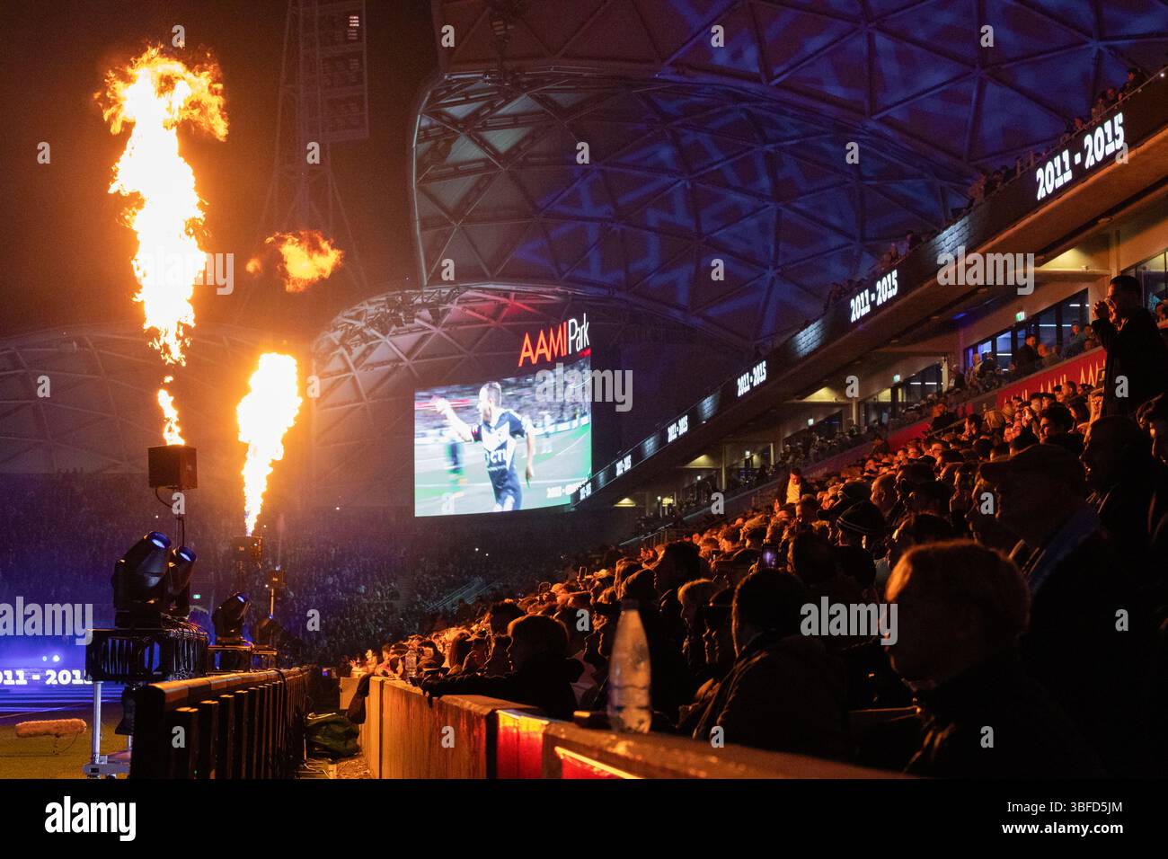Melbourne, Australia. 31 maggio 2025. I tifosi che guardano la finale della A-League maschile tra il Melbourne City FC e il Melbourne Victory FC all'AAMI Park il 31 maggio 2025 a Melbourne, Australia. Crediti: Santanu Banik/Alamy Live News Foto Stock