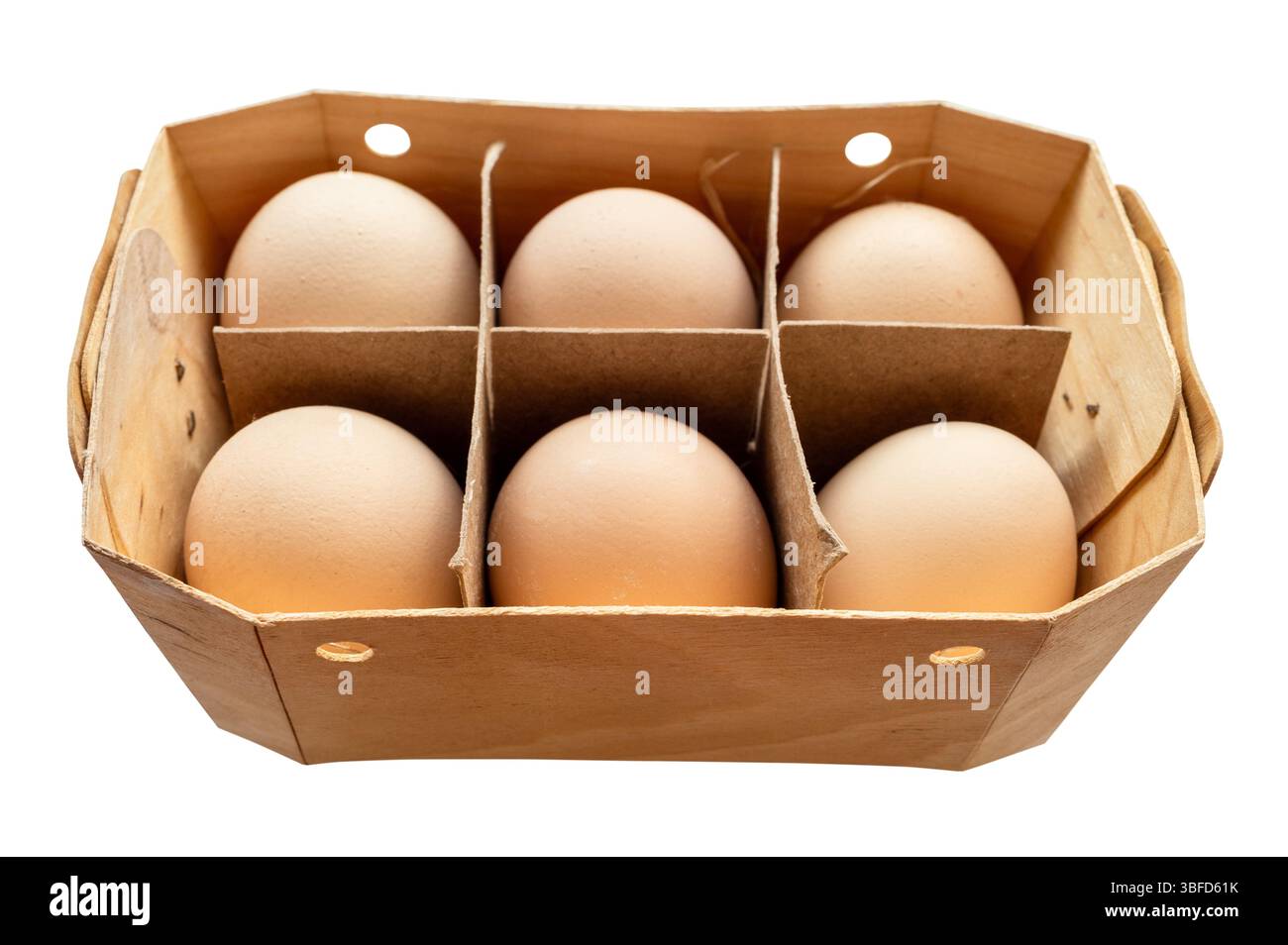 mezza dozzina di uova di pollo marrone in scatola di compensato con ritaglio su sfondo bianco Foto Stock