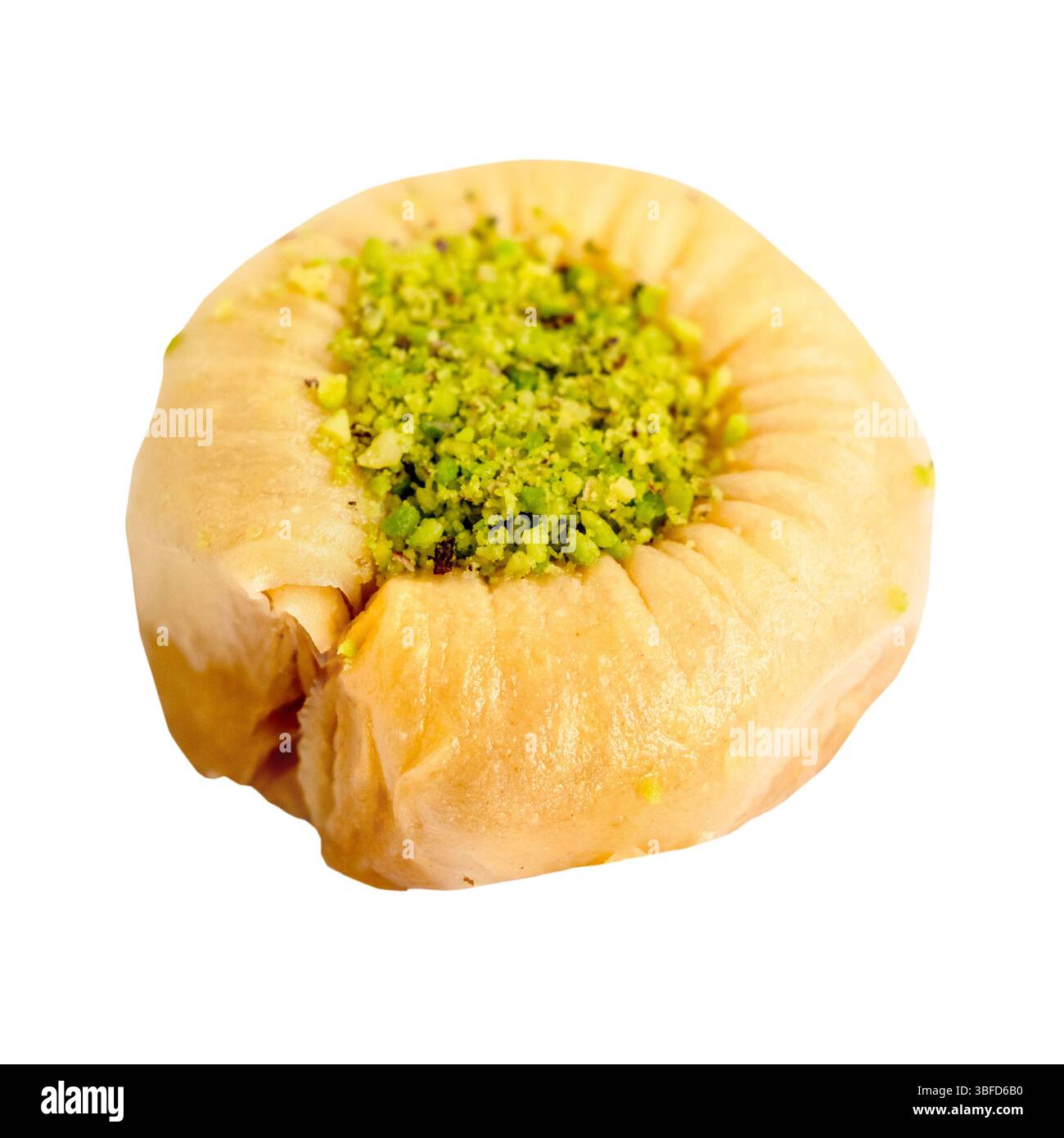 pezzo di baklava tondo con pistacchio tagliato su sfondo bianco Foto Stock