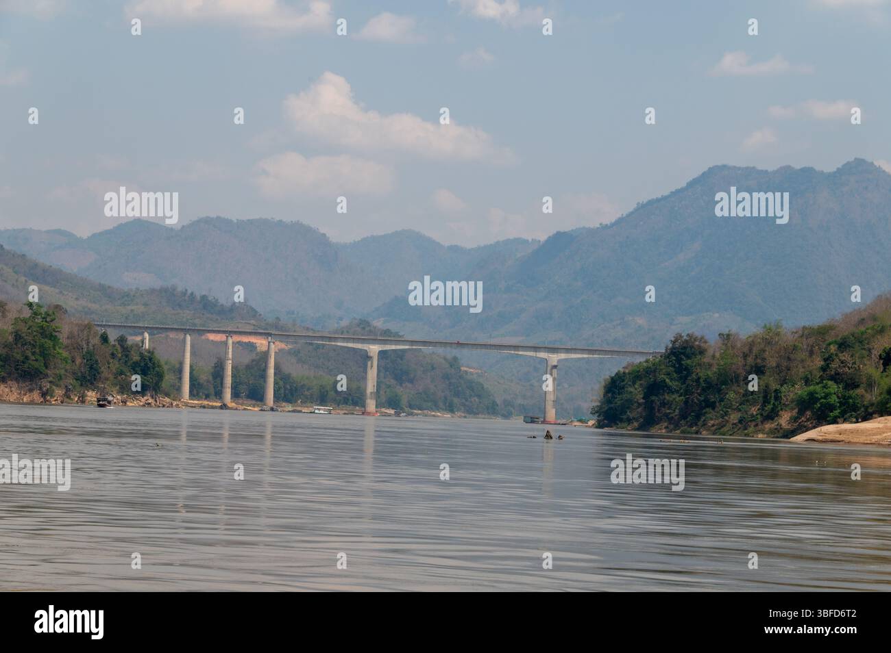 I cinesi finanziarono un ponte di 1.458,9 metri di Luang Prabang attraverso il Mekong sul fiume Mekong nel Laos settentrionale, l'elettrificato ra di 414 km tra Cina e Laos Foto Stock