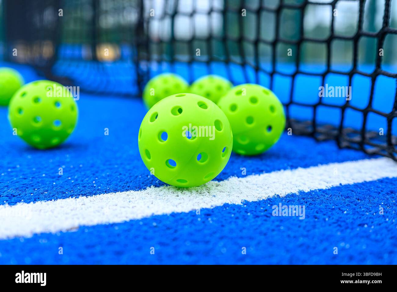 sei palline da picchetto vicino alla rete in un campo blu, vista dalla superficie piana Foto Stock