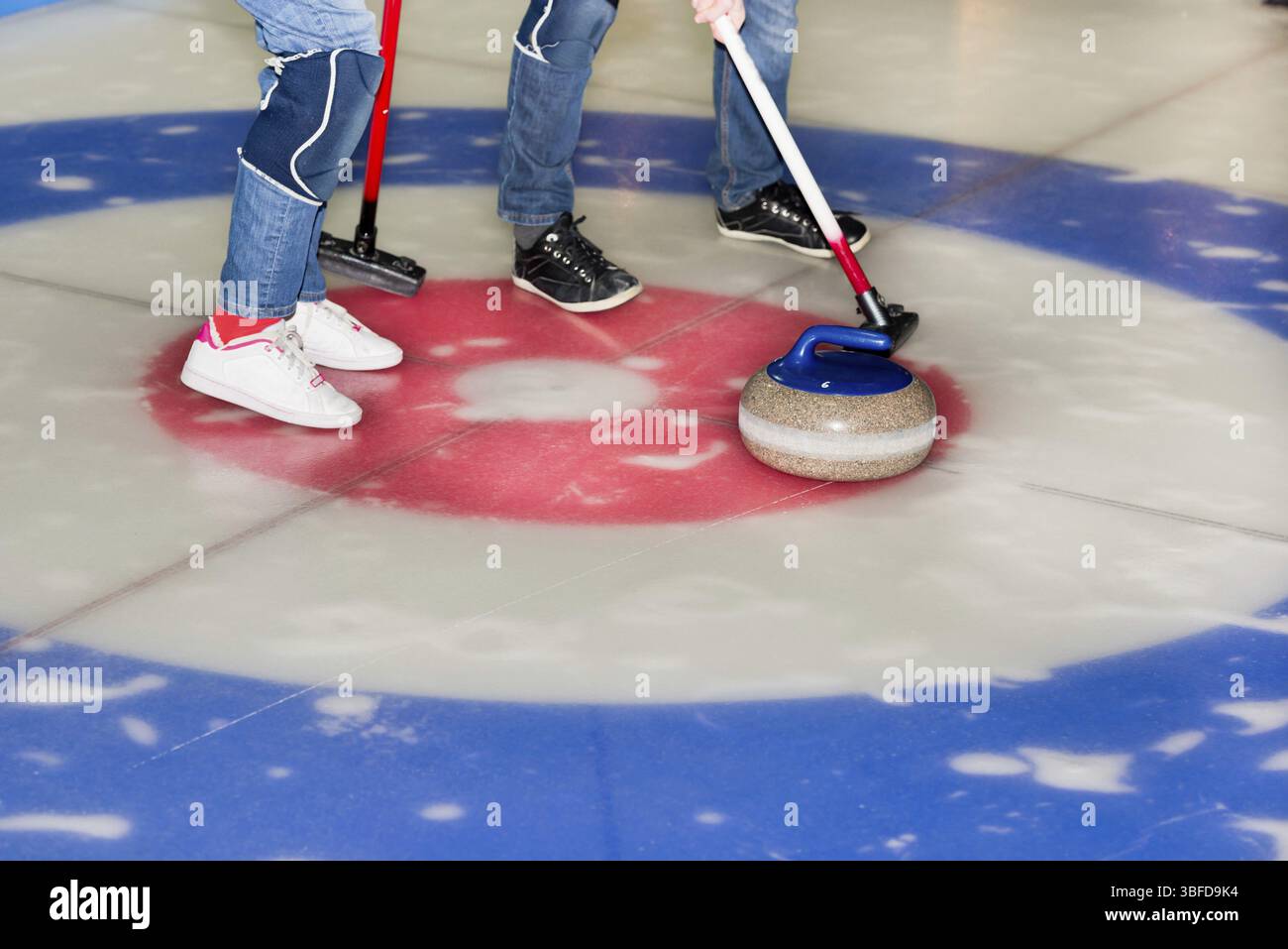 Attrezzature per il curling gioco di sport sul ghiaccio Foto Stock