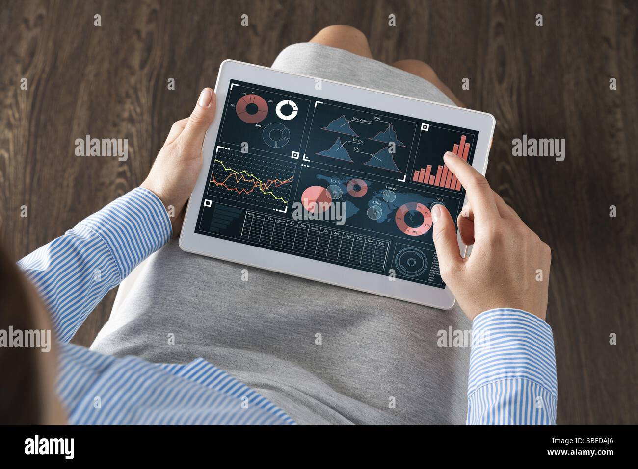 Donna d'affari in primo piano con un computer tablet in grembo Foto Stock