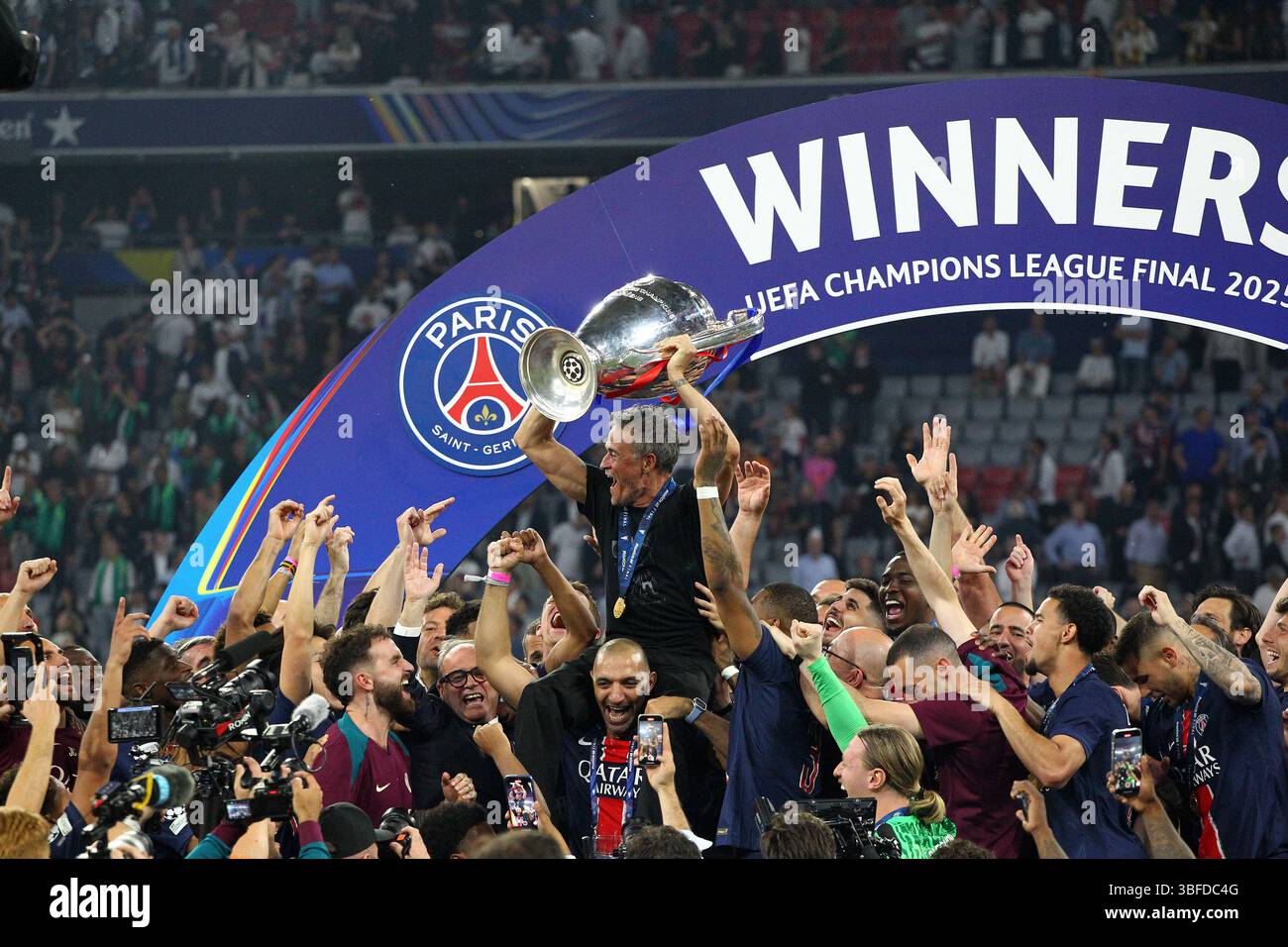 München, Germania. 31 maggio 2025. Il PSG festeggia dopo aver vinto la partita di calcio di UEFA Champions League Fianl contro l'Inter Milan allo stadio Allianz Arena . Crediti: Davide Elias / Alamy Live News Foto Stock