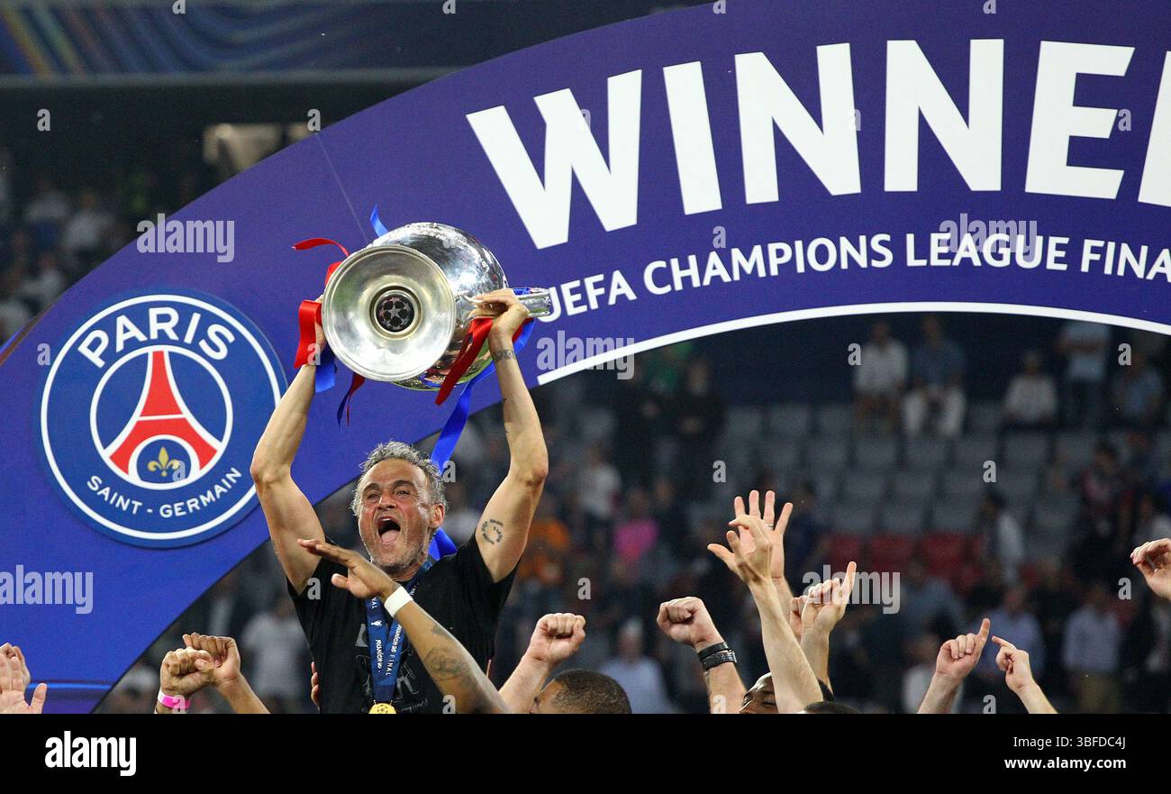 München, Germania. 31 maggio 2025. La squadra del PSG (con la Coppa l'allenatore Luis Enrique) festeggia dopo aver vinto la partita di calcio di UEFA Champions League Fianl contro l'Inter Milan all'Allianz Arena Stadium . Crediti: Davide Elias / Alamy Live News Foto Stock
