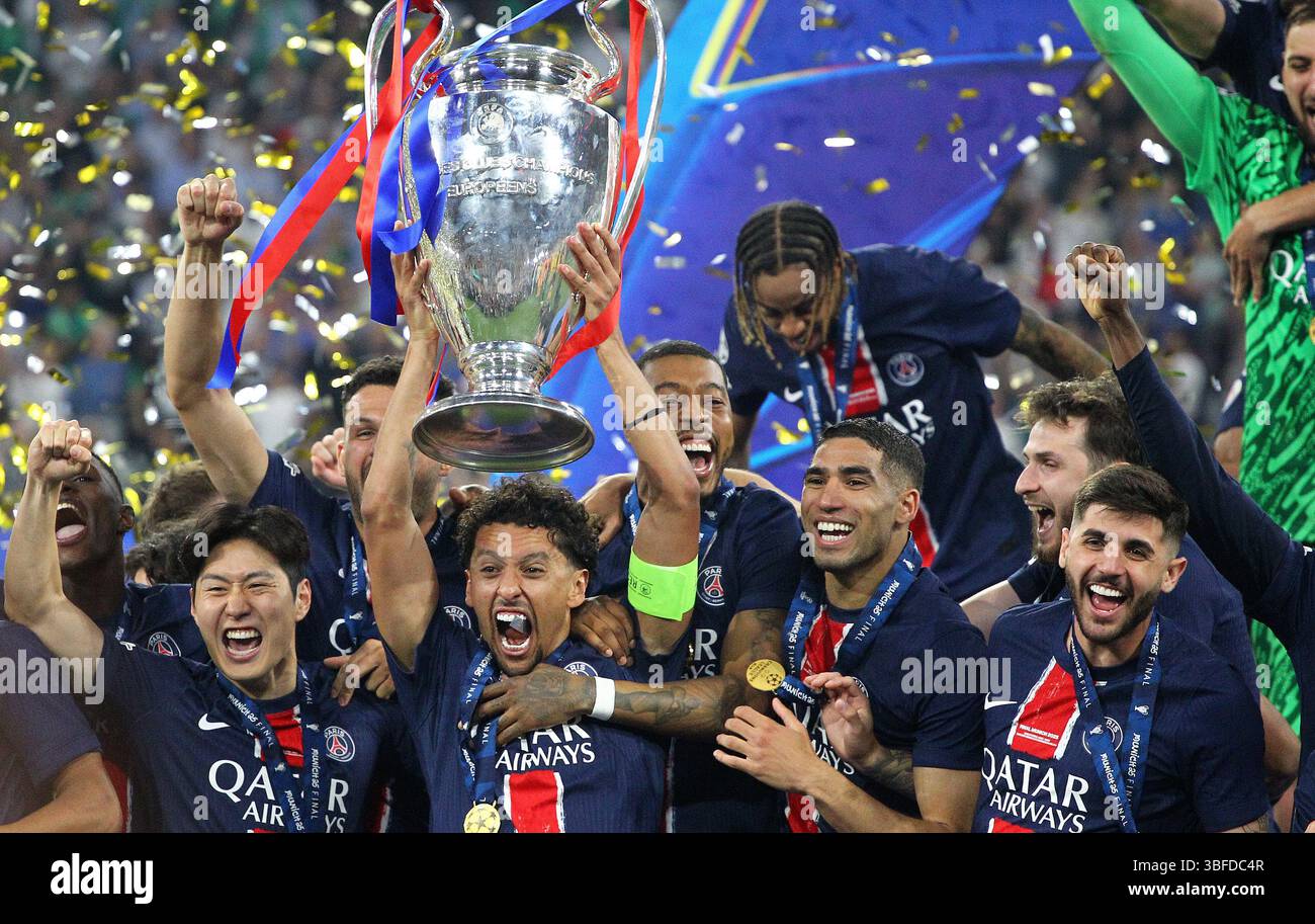 München, Germania. 31 maggio 2025. Il PSG festeggia dopo aver vinto la partita di calcio di UEFA Champions League Fianl contro l'Inter Milan allo stadio Allianz Arena . Crediti: Davide Elias / Alamy Live News Foto Stock