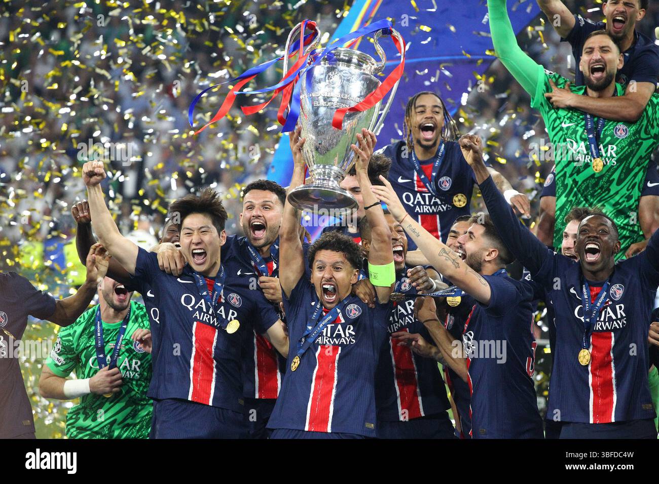 München, Germania. 31 maggio 2025. Il PSG festeggia dopo aver vinto la partita di calcio di UEFA Champions League Fianl contro l'Inter Milan allo stadio Allianz Arena . Crediti: Davide Elias / Alamy Live News Foto Stock