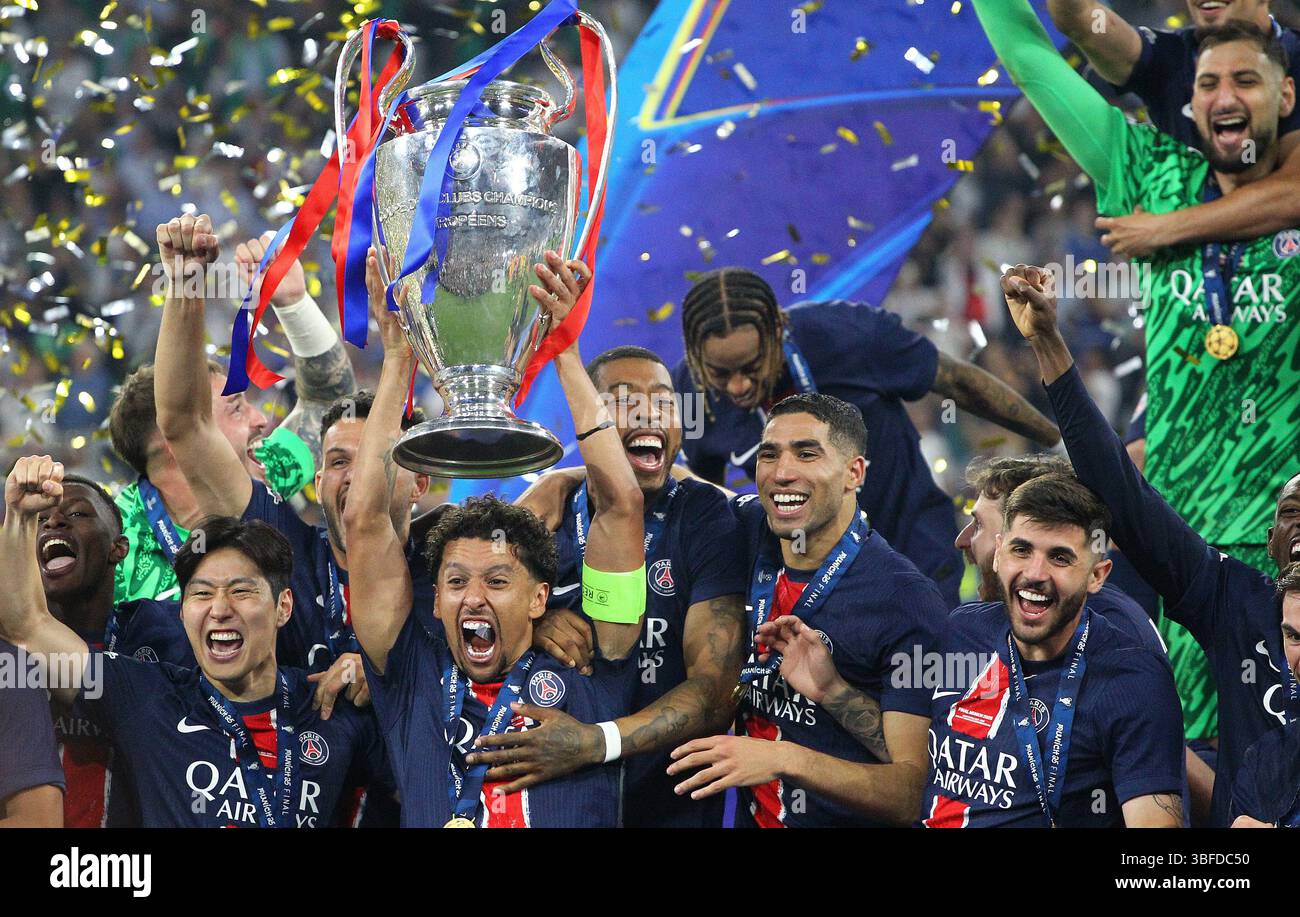 München, Germania. 31 maggio 2025. Il PSG festeggia dopo aver vinto la partita di calcio di UEFA Champions League Fianl contro l'Inter Milan allo stadio Allianz Arena . Crediti: Davide Elias / Alamy Live News Foto Stock
