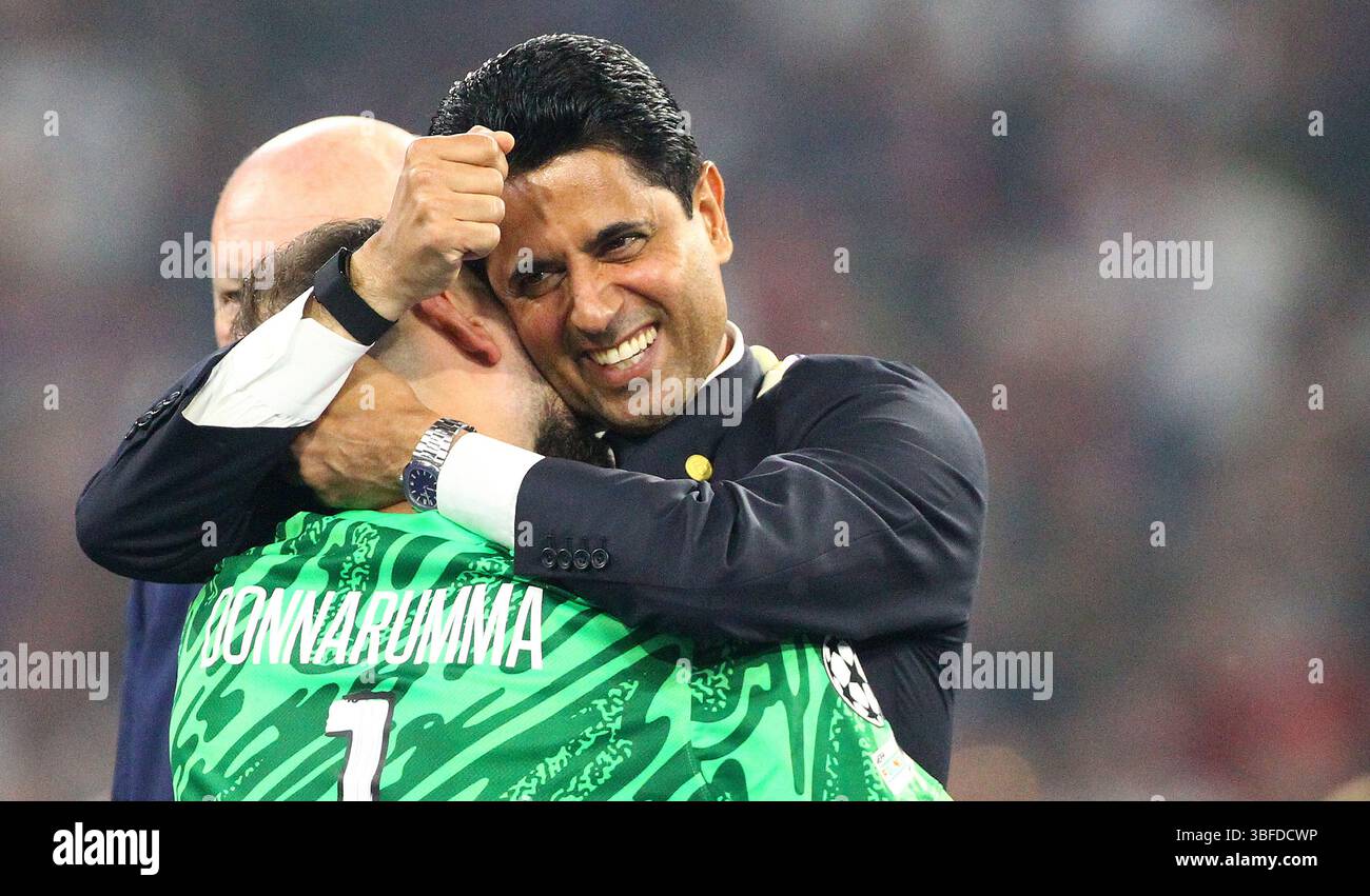 München, Germania. 31 maggio 2025. La squadra del PSG (presidente Nasser Ghanim al-Khelaifi e Gianluigi Donnarumma) festeggia dopo aver vinto la partita di calcio Fianl di UEFA Champions League contro l'Inter Milan allo stadio Allianz Arena . Crediti: Davide Elias / Alamy Live News Foto Stock