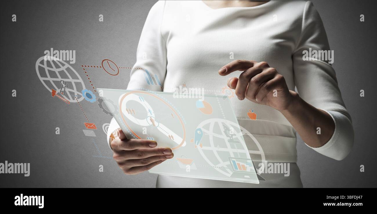 Donna d'affari che analizza i dati finanziari. Interfaccia 3d virtuale sopra la lastra di vetro come schermo. Diagrammi finanziari interattivi e visualizzazione digitale dei dati Foto Stock