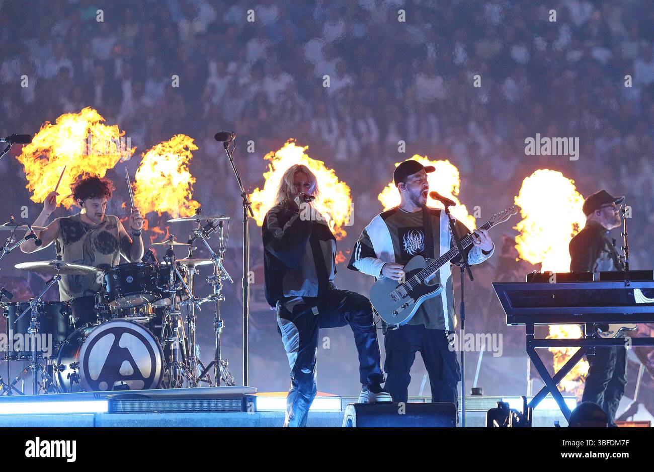Monaco, Germania. 31 maggio 2025. Linkin Park con la cantante Emily marcia Armstrong si esibisce sul palco durante la cerimonia di apertura della finale di UEFA Champions League 2025 all'arena di Monaco. Crediti: Oleksandr Prykhodko/Alamy Live News Foto Stock