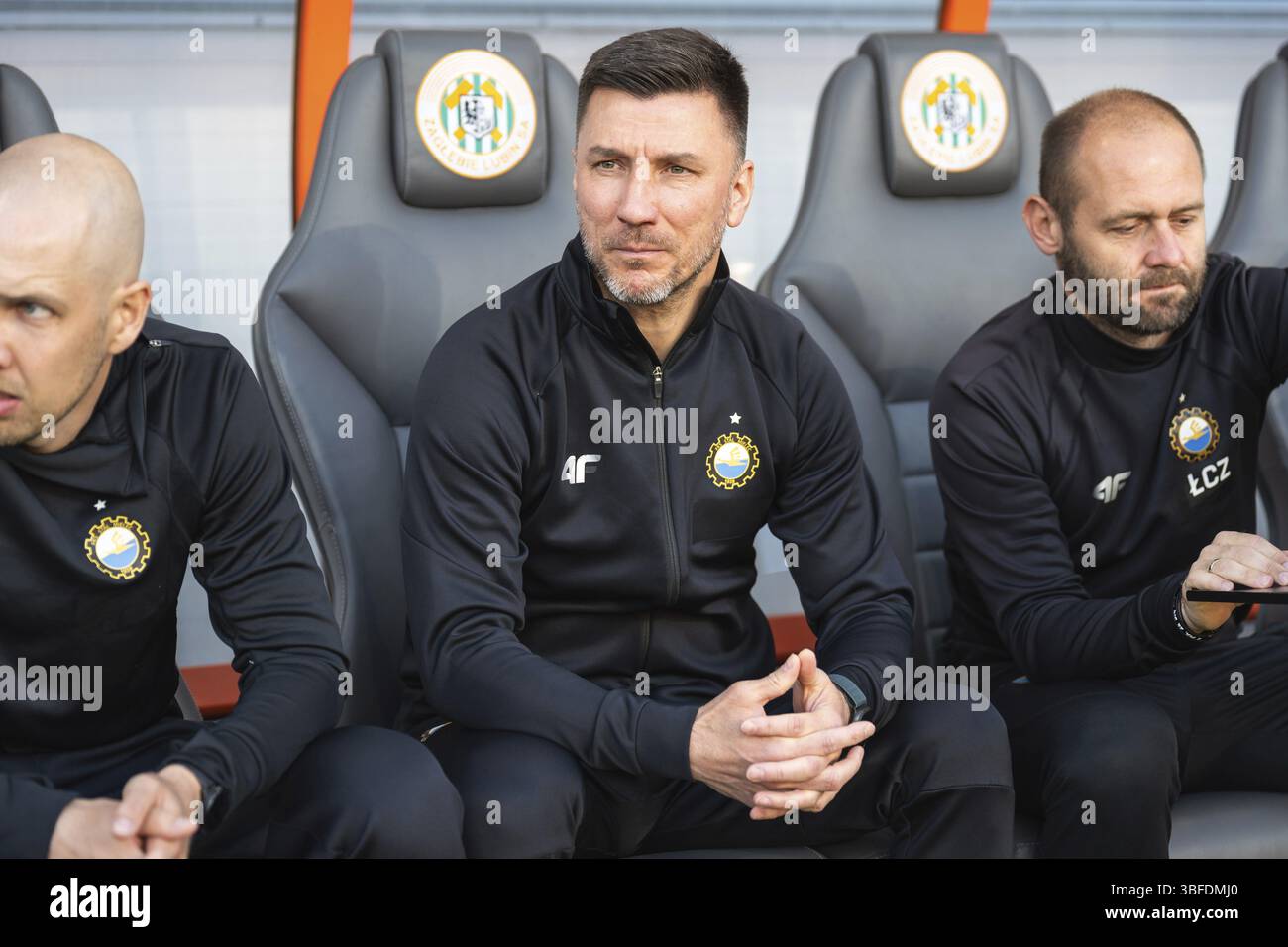 LUBIN, POLONIA - 28 APRILE 2025: Partita di calcio tra KGHM Zaglebie Lubin e Stal Mielec. Ivan Durdevic capo allenatore di Stal Foto Stock