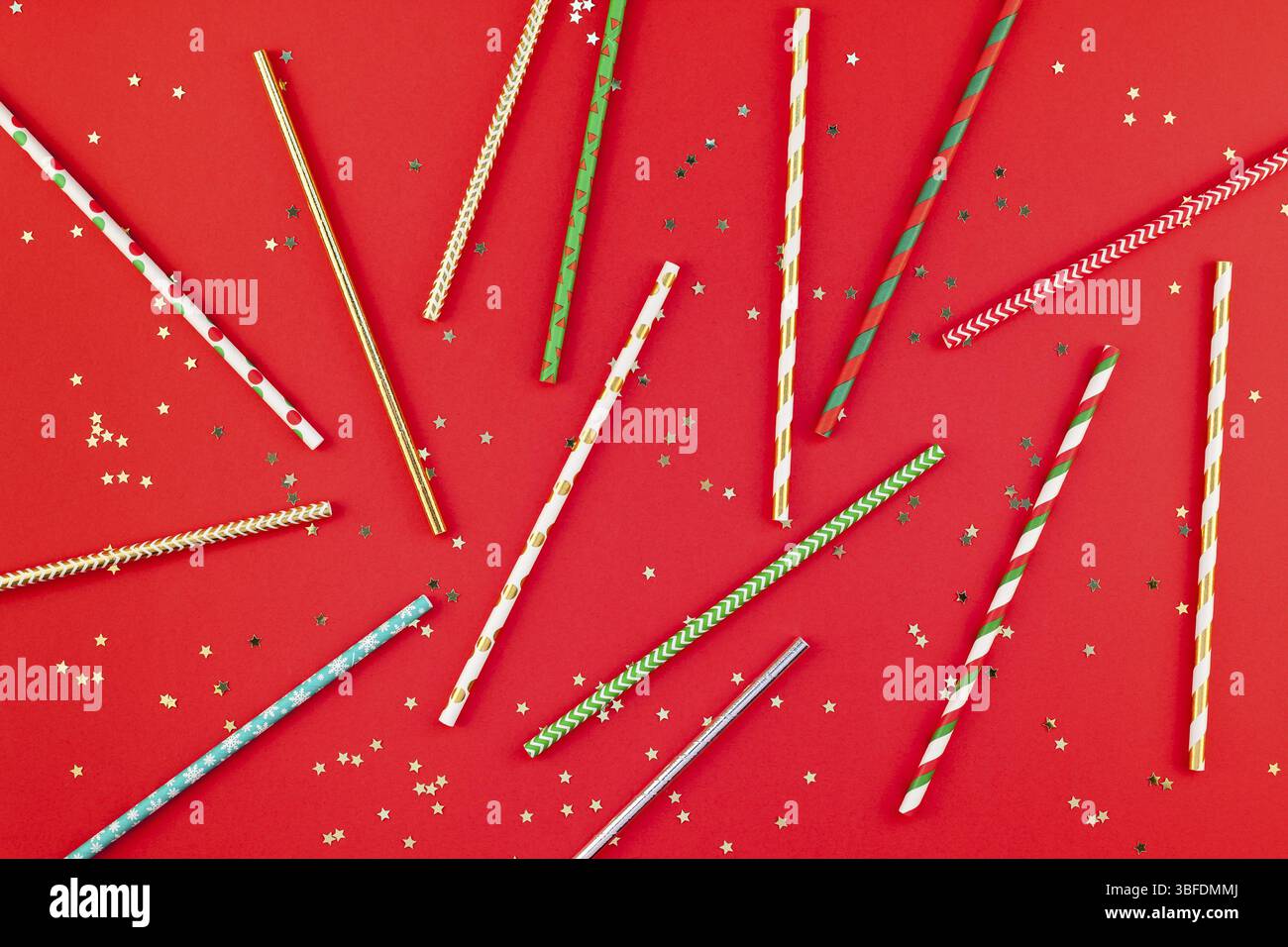 Anno nuovo o pattern di Natale laici flat top view Xmas holiday 2019 Celebrazione di bere un cocktail party cannucce carta rossa brillantini dorati dello sfondo. Il tem Foto Stock