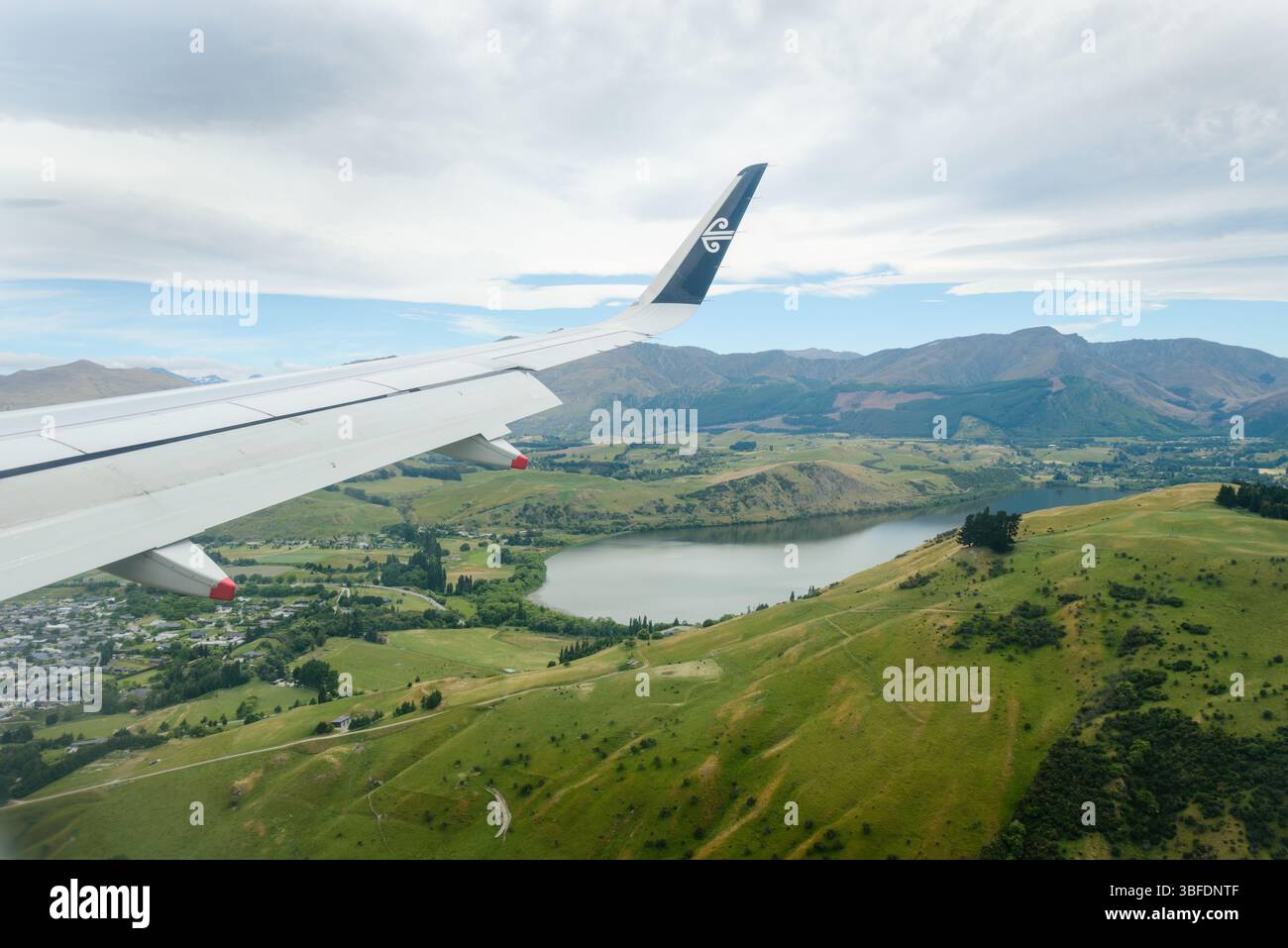 Queenstown, nuova Zelanda – 18 dicembre 2020: Aereo della Air New Zealand in volo verso l'aeroporto di Queenstown. Foto Stock